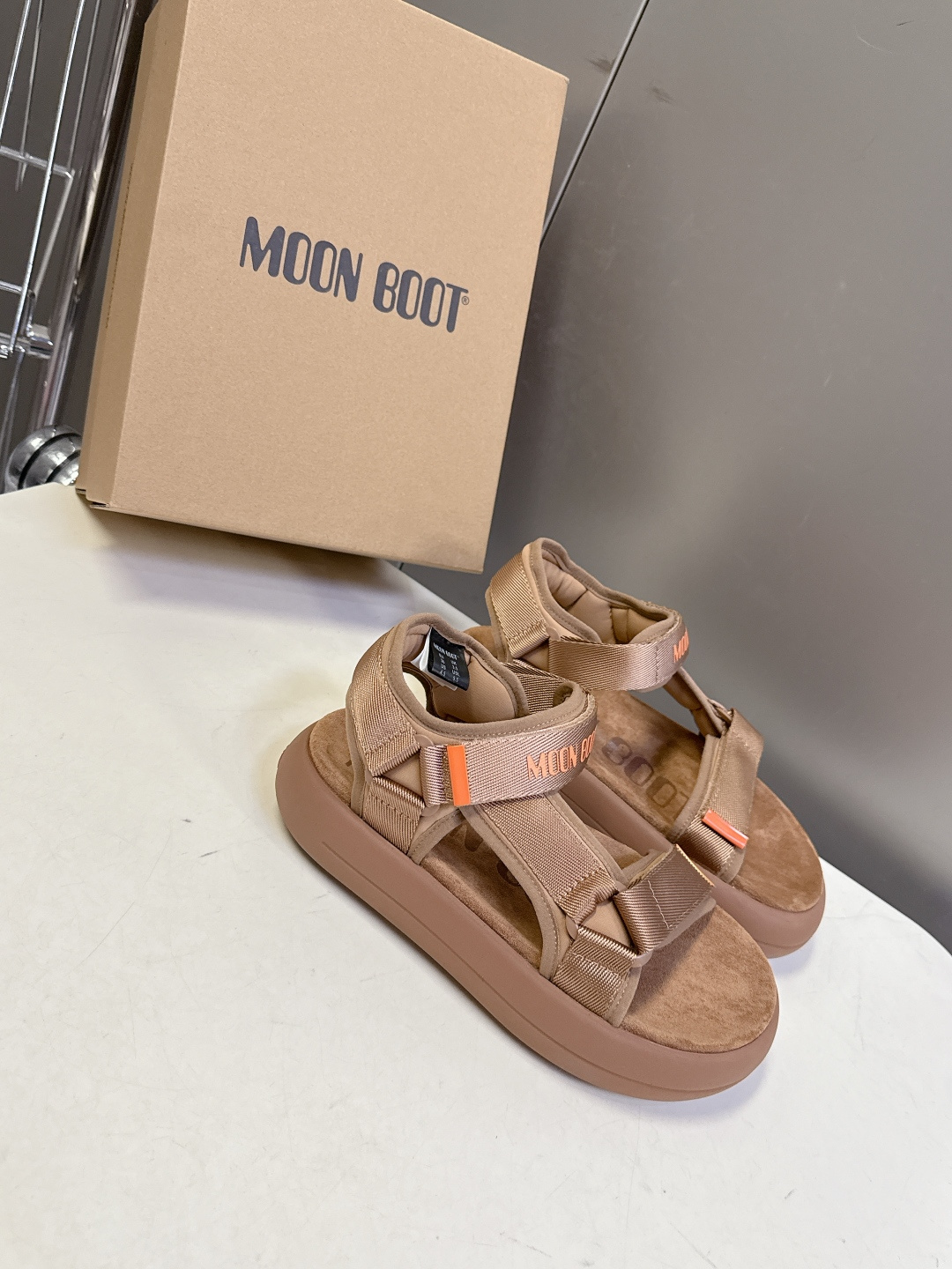 MOON BOOT春夏最新款厚底魔术贴凉鞋超多明星网红种草 延续了品牌经典的月球靴基因 采用软乎乎的发泡