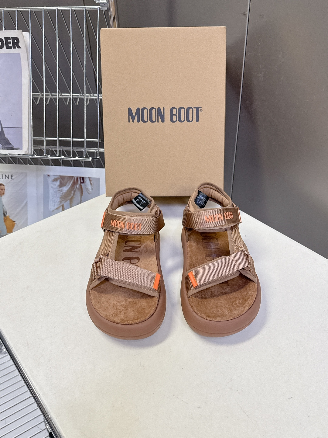 MOON BOOT春夏最新款厚底魔术贴凉鞋超多明星网红种草 延续了品牌经典的月球靴基因 采用软乎乎的发泡