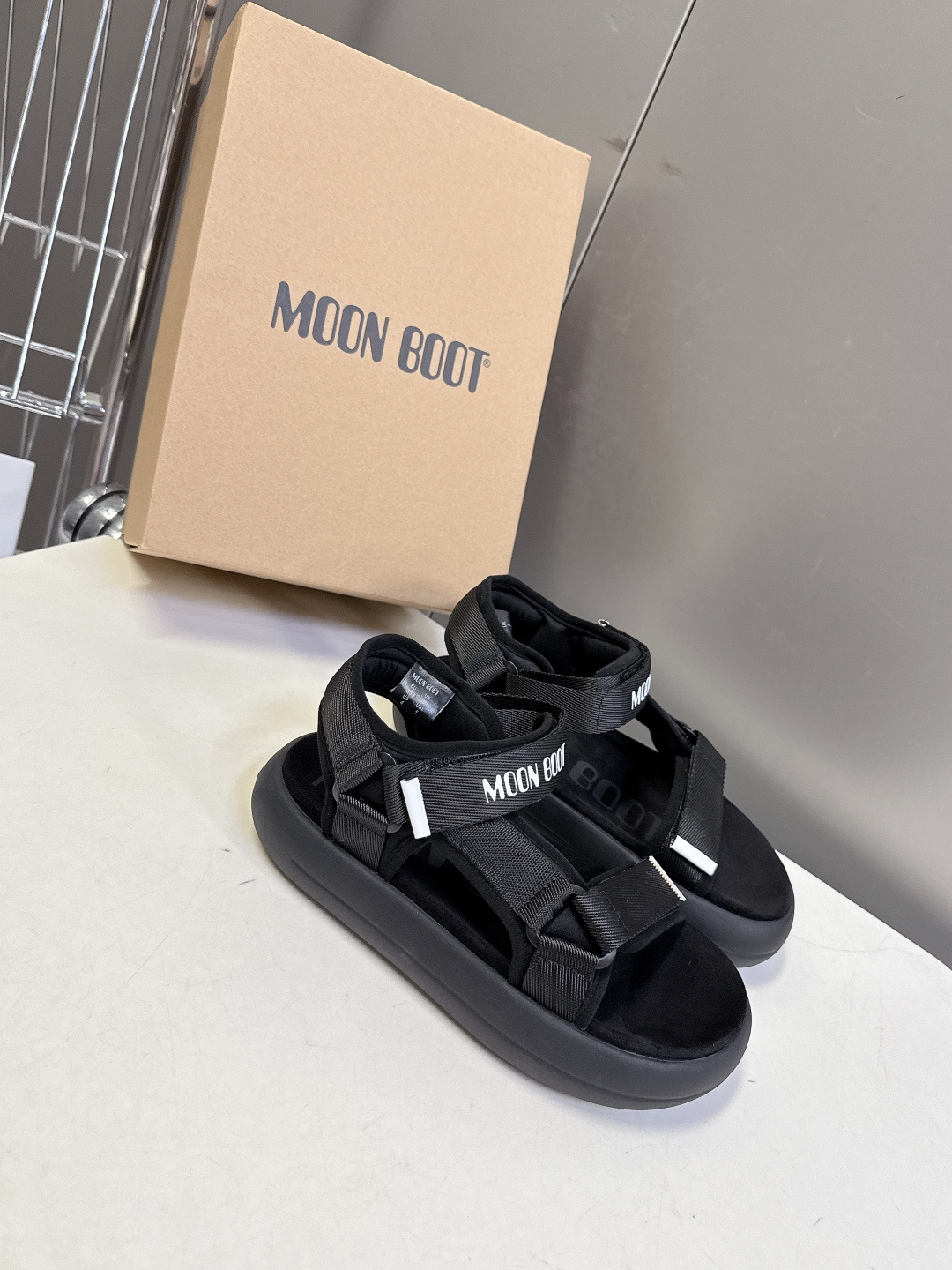 MOON BOOT春夏最新款厚底魔术贴凉鞋超多明星网红种草 延续了品牌经典的月球靴基因 采用软乎乎的发泡