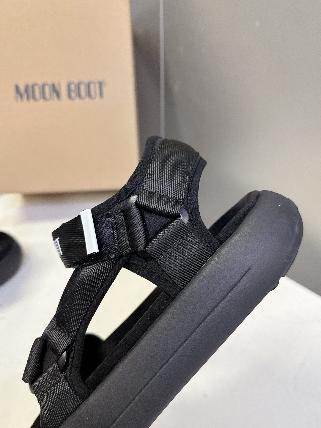 MOON BOOT春夏最新款厚底魔术贴凉鞋超多明星网红种草 延续了品牌经典的月球靴基因 采用软乎乎的发泡