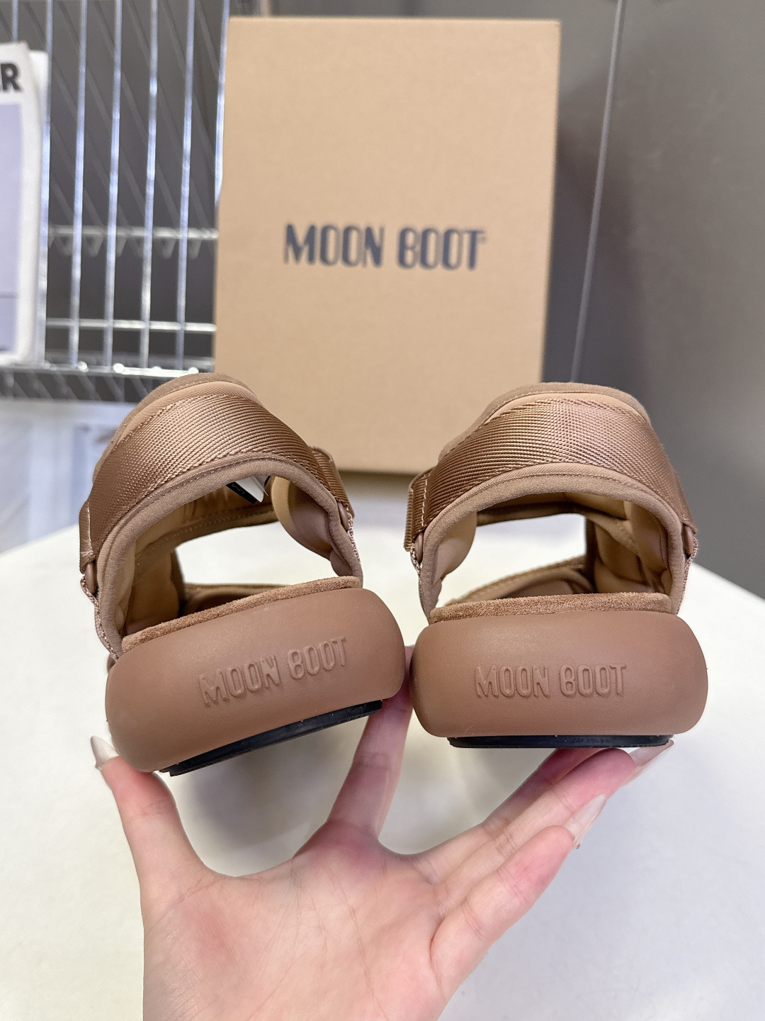 MOON BOOT春夏最新款厚底魔术贴凉鞋超多明星网红种草 延续了品牌经典的月球靴基因 采用软乎乎的发泡