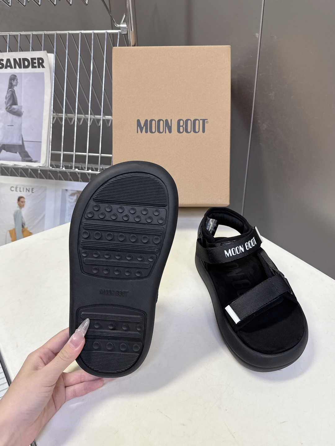 MOON BOOT春夏最新款厚底魔术贴凉鞋超多明星网红种草 延续了品牌经典的月球靴基因 采用软乎乎的发泡