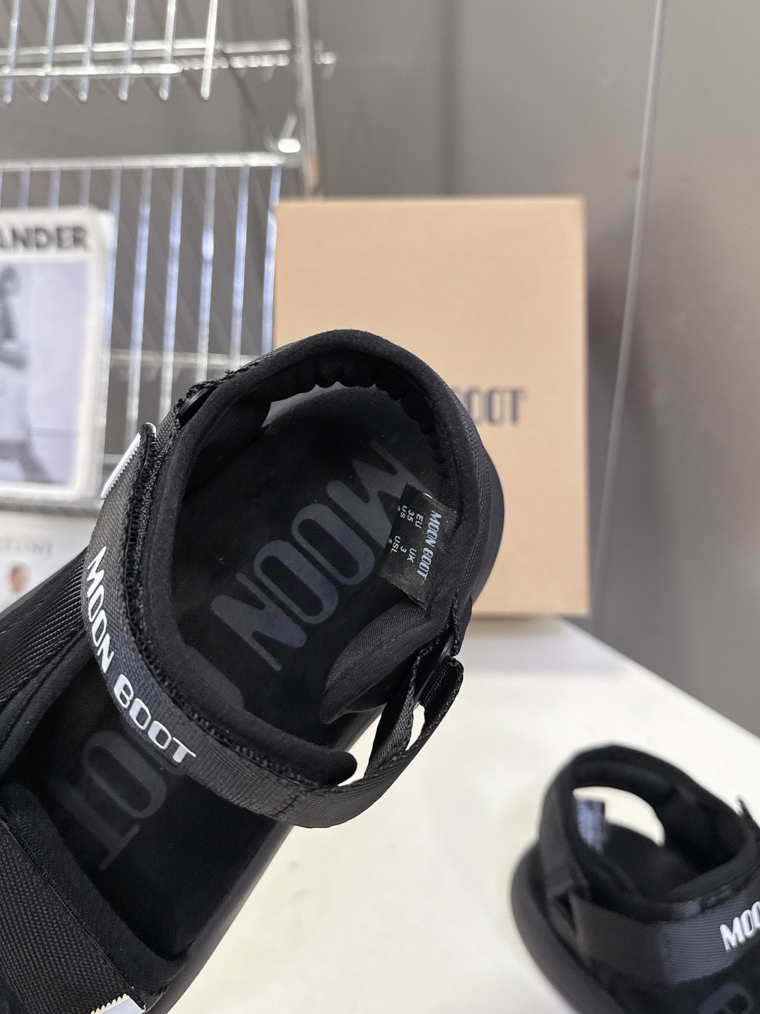 MOON BOOT春夏最新款厚底魔术贴凉鞋超多明星网红种草 延续了品牌经典的月球靴基因 采用软乎乎的发泡