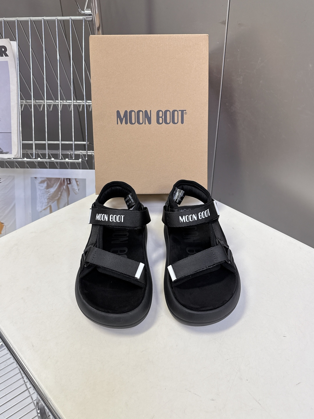 MOON BOOT春夏最新款厚底魔术贴凉鞋超多明星网红种草 延续了品牌经典的月球靴基因 采用软乎乎的发泡