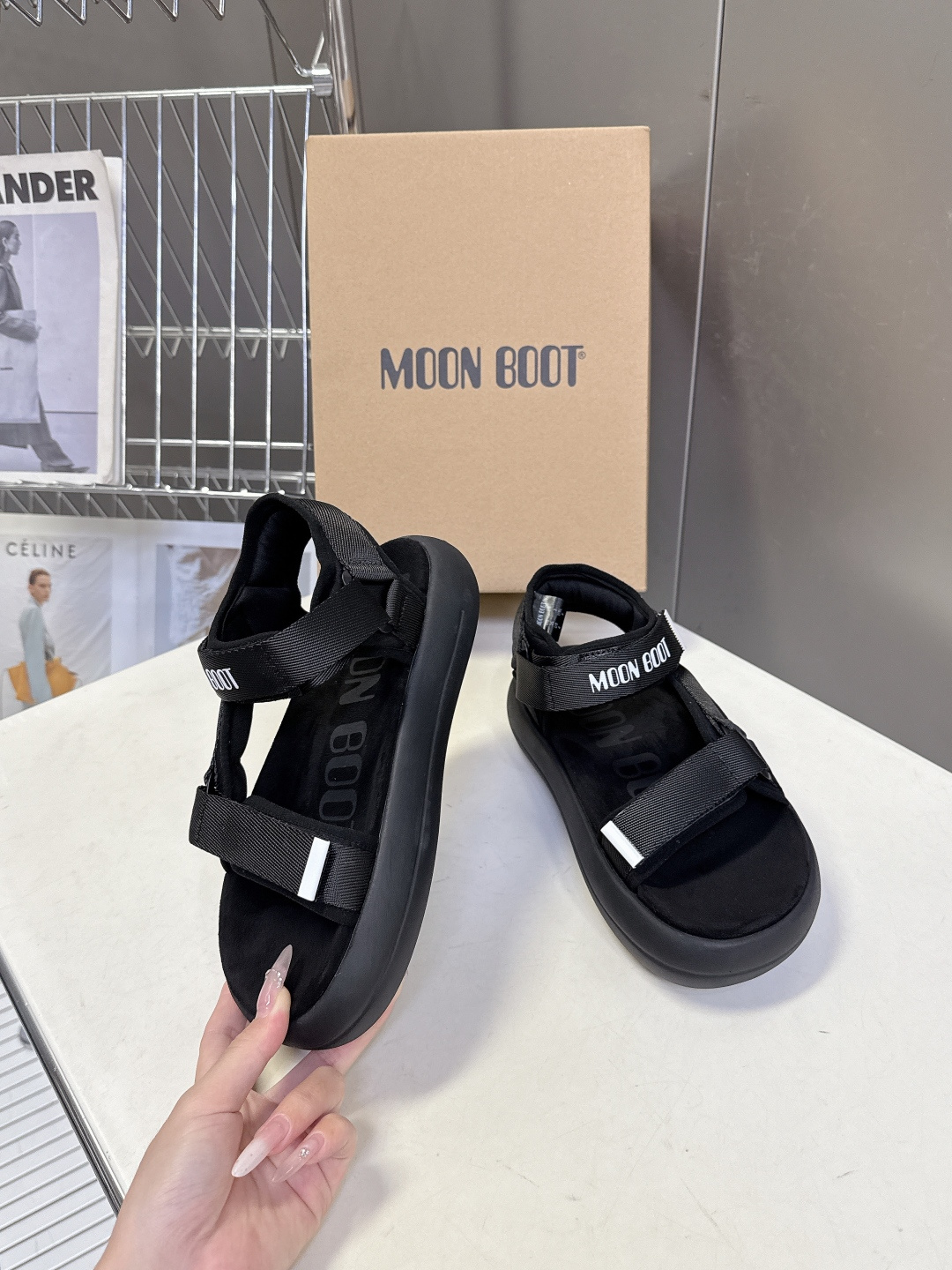 MOON BOOT春夏最新款厚底魔术贴凉鞋超多明星网红种草 延续了品牌经典的月球靴基因 采用软乎乎的发泡