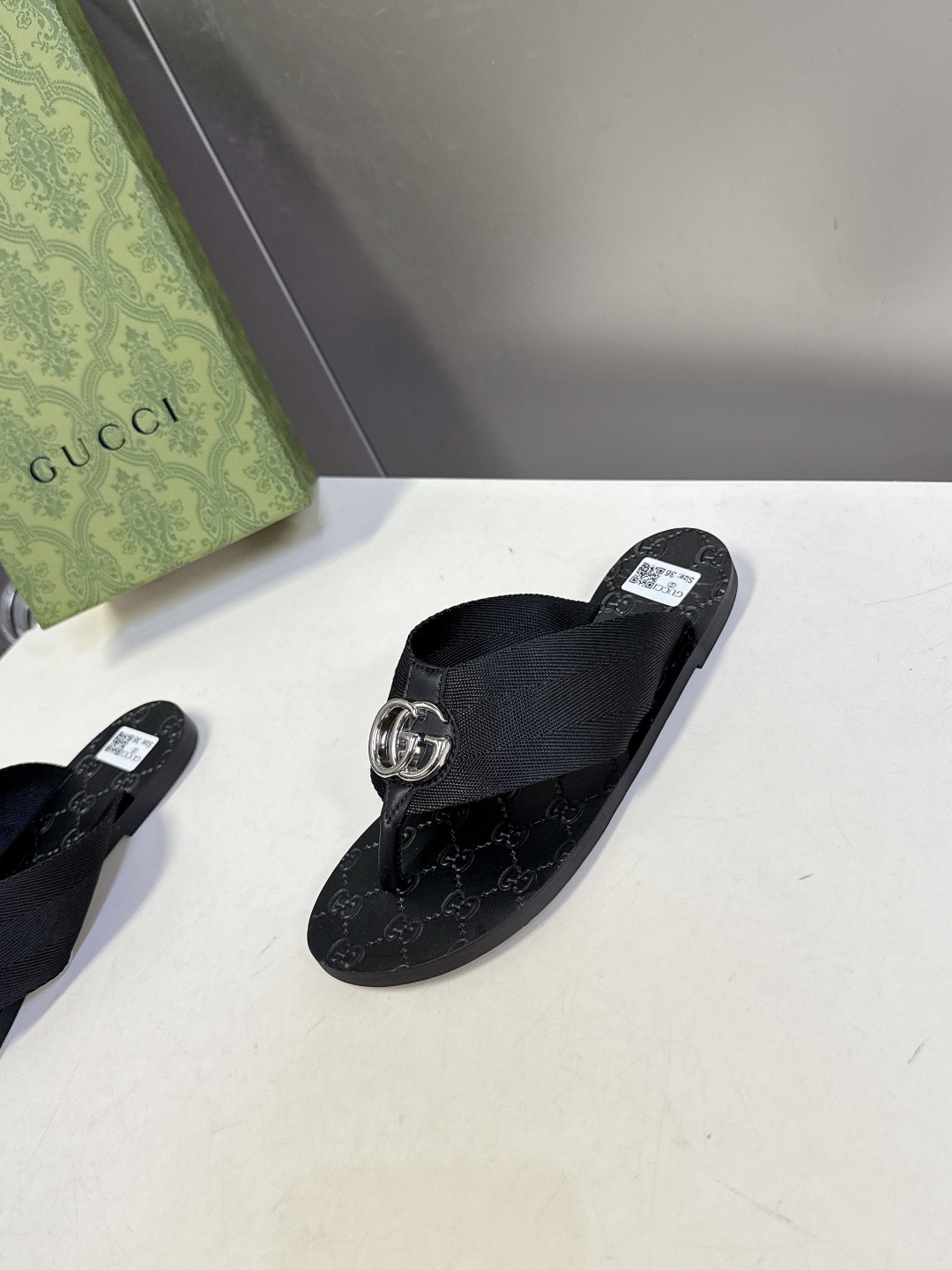 Gucci古驰春夏最新款经典双G人字拖超多明星网红种草 鞋面上的互锁双G金属扣，是Gucci最经典的品牌