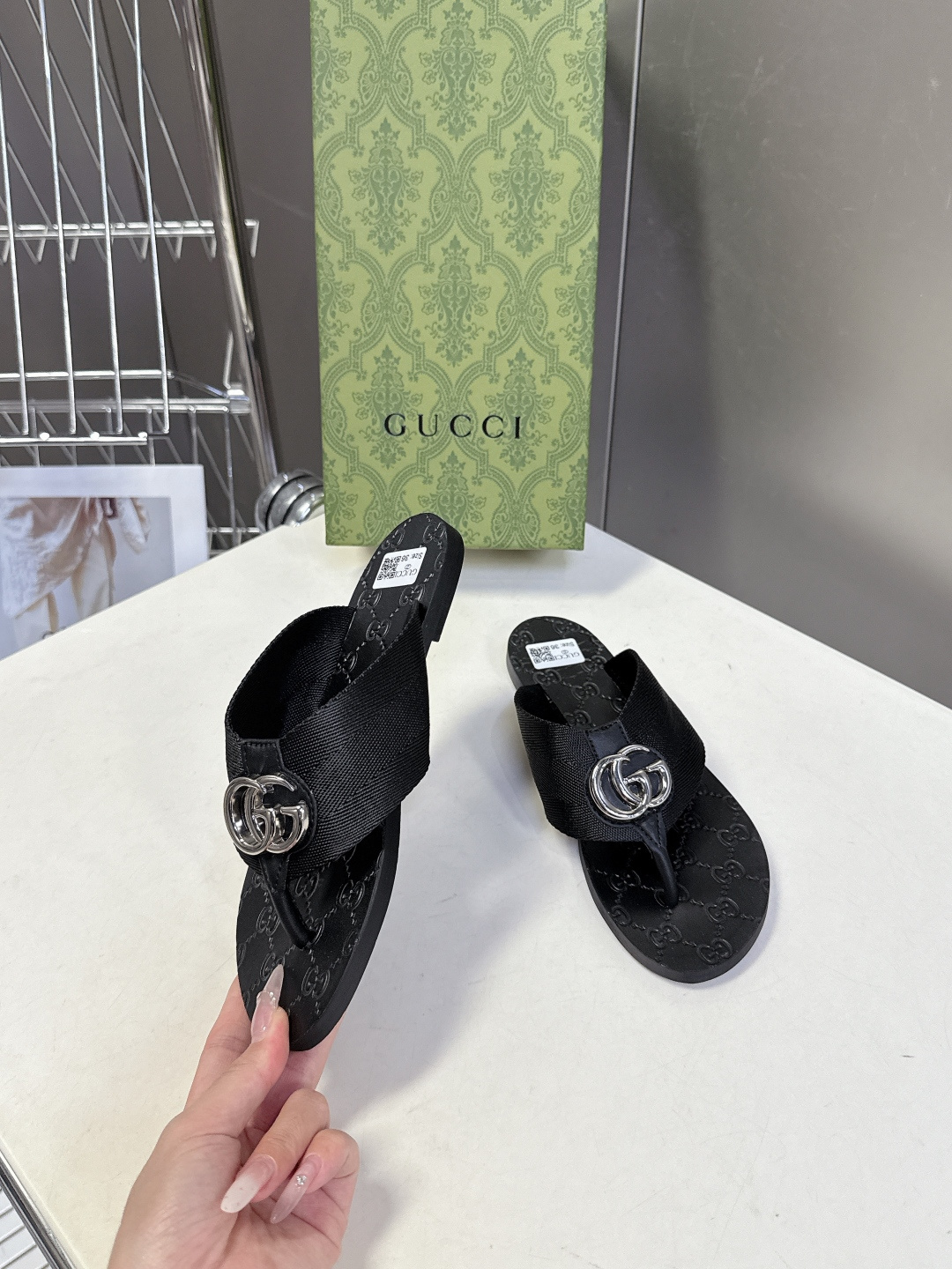 Gucci古驰春夏最新款经典双G人字拖超多明星网红种草 鞋面上的互锁双G金属扣，是Gucci最经典的品牌