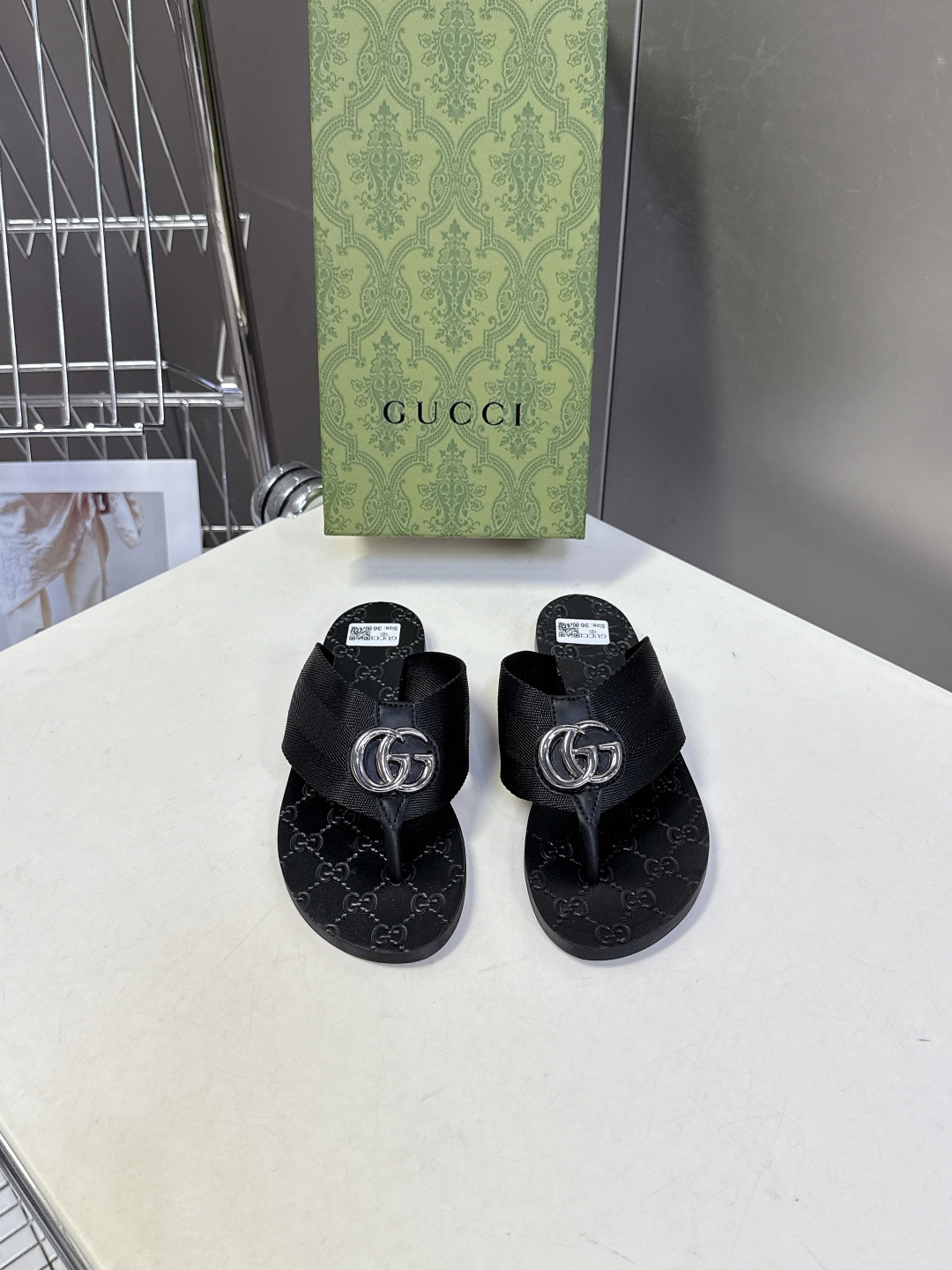 Gucci古驰春夏最新款经典双G人字拖超多明星网红种草 鞋面上的互锁双G金属扣，是Gucci最经典的品牌