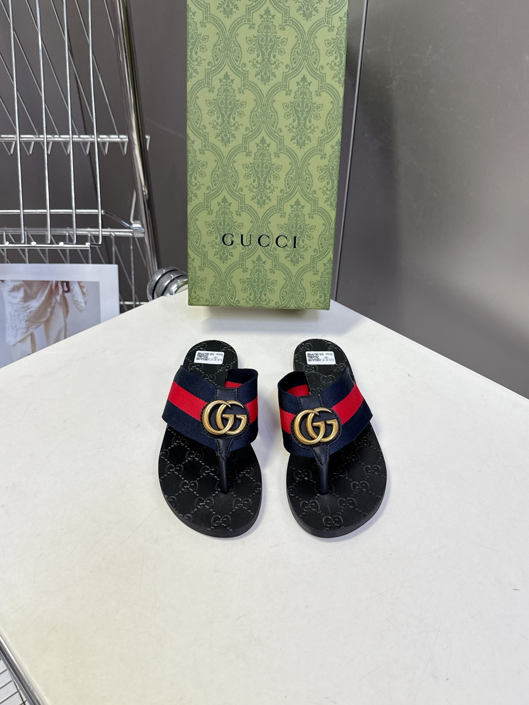 Gucci古驰春夏最新款经典双G人字拖超多明星网红种草 鞋面上的互锁双G金属扣，是Gucci最经典的品牌