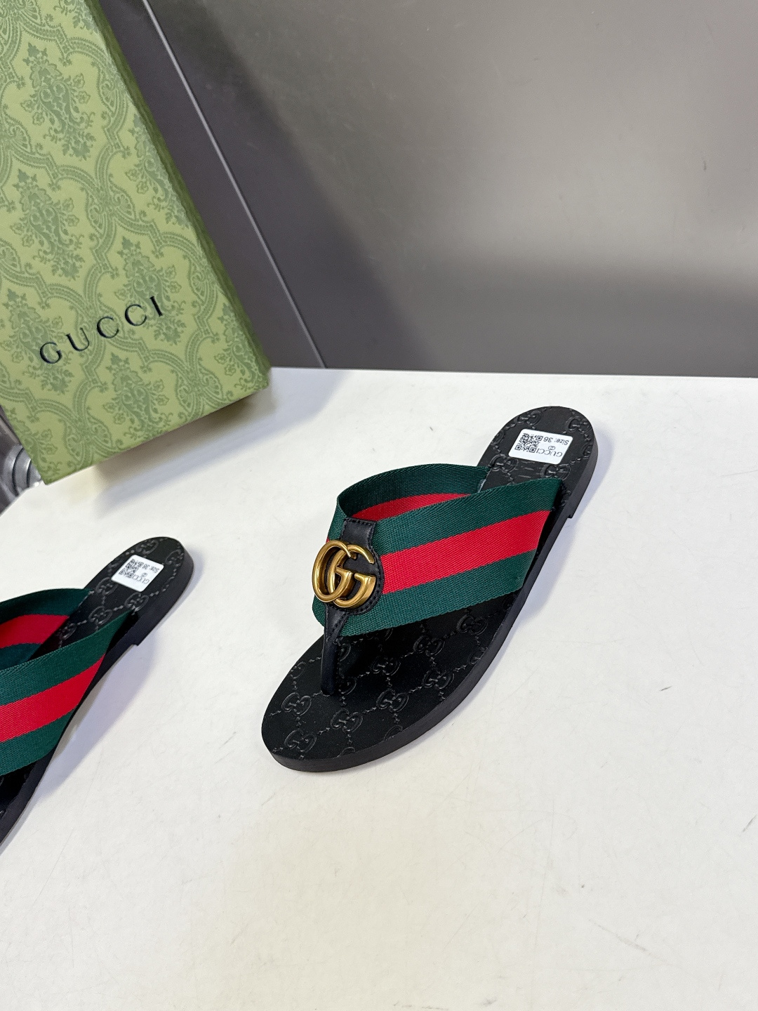 Gucci古驰春夏最新款经典双G人字拖超多明星网红种草 鞋面上的互锁双G金属扣，是Gucci最经典的品牌