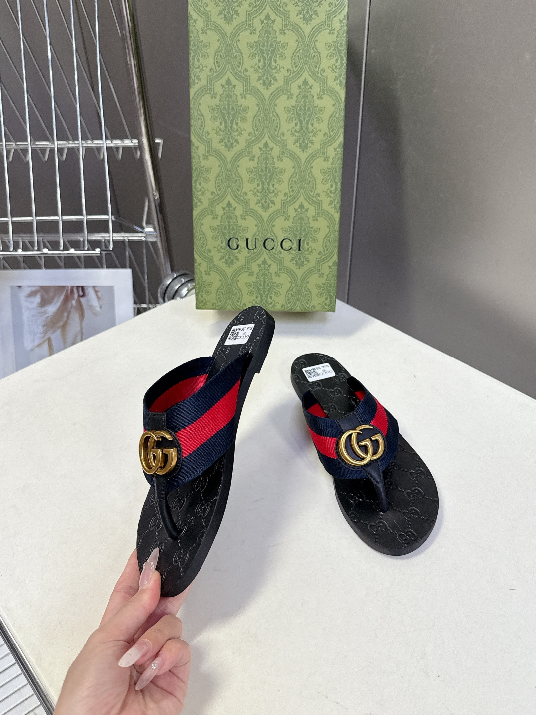 Gucci古驰春夏最新款经典双G人字拖超多明星网红种草 鞋面上的互锁双G金属扣，是Gucci最经典的品牌