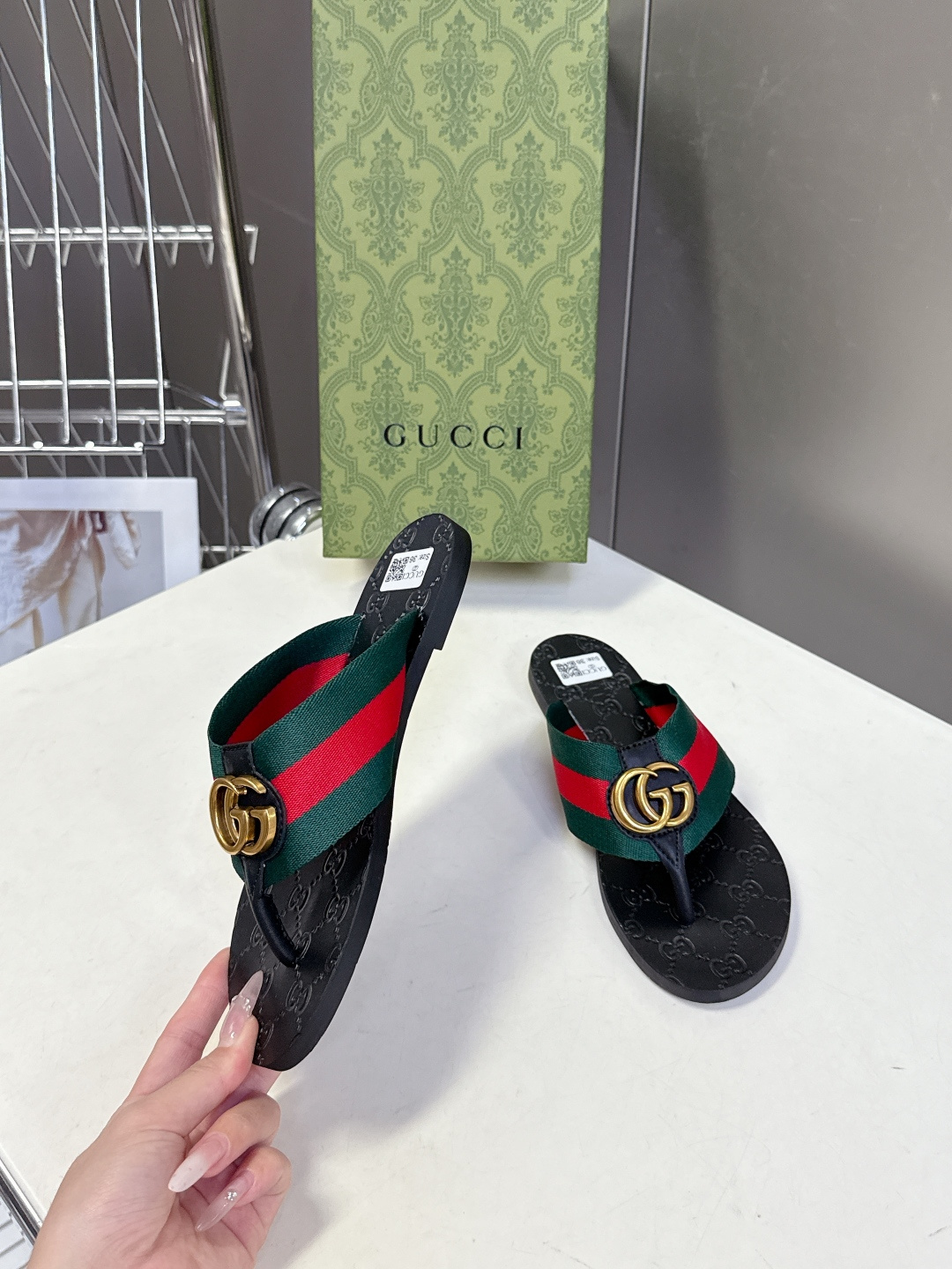 Gucci古驰春夏最新款经典双G人字拖超多明星网红种草 鞋面上的互锁双G金属扣，是Gucci最经典的品牌