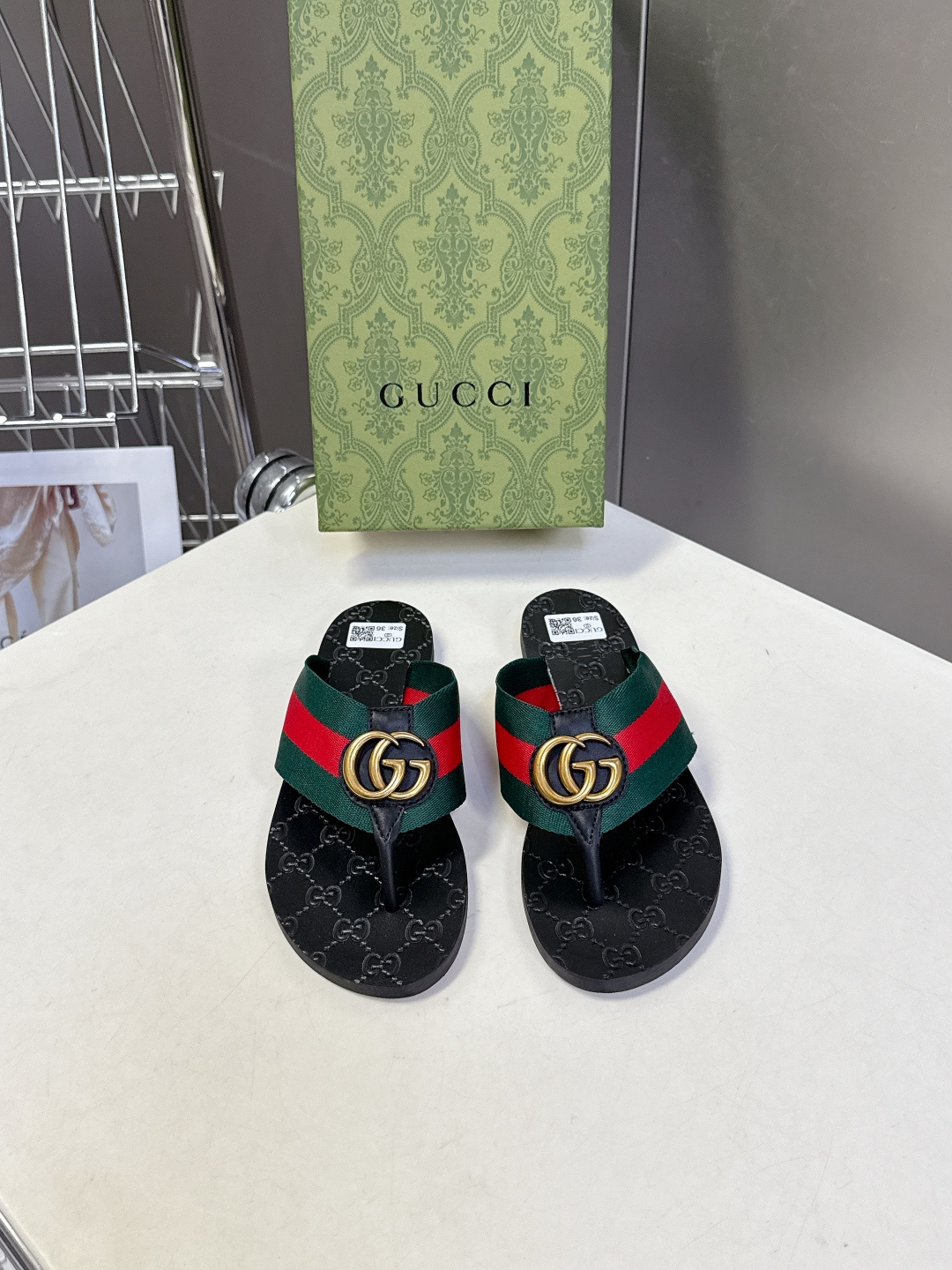 Gucci古驰春夏最新款经典双G人字拖超多明星网红种草 鞋面上的互锁双G金属扣，是Gucci最经典的品牌