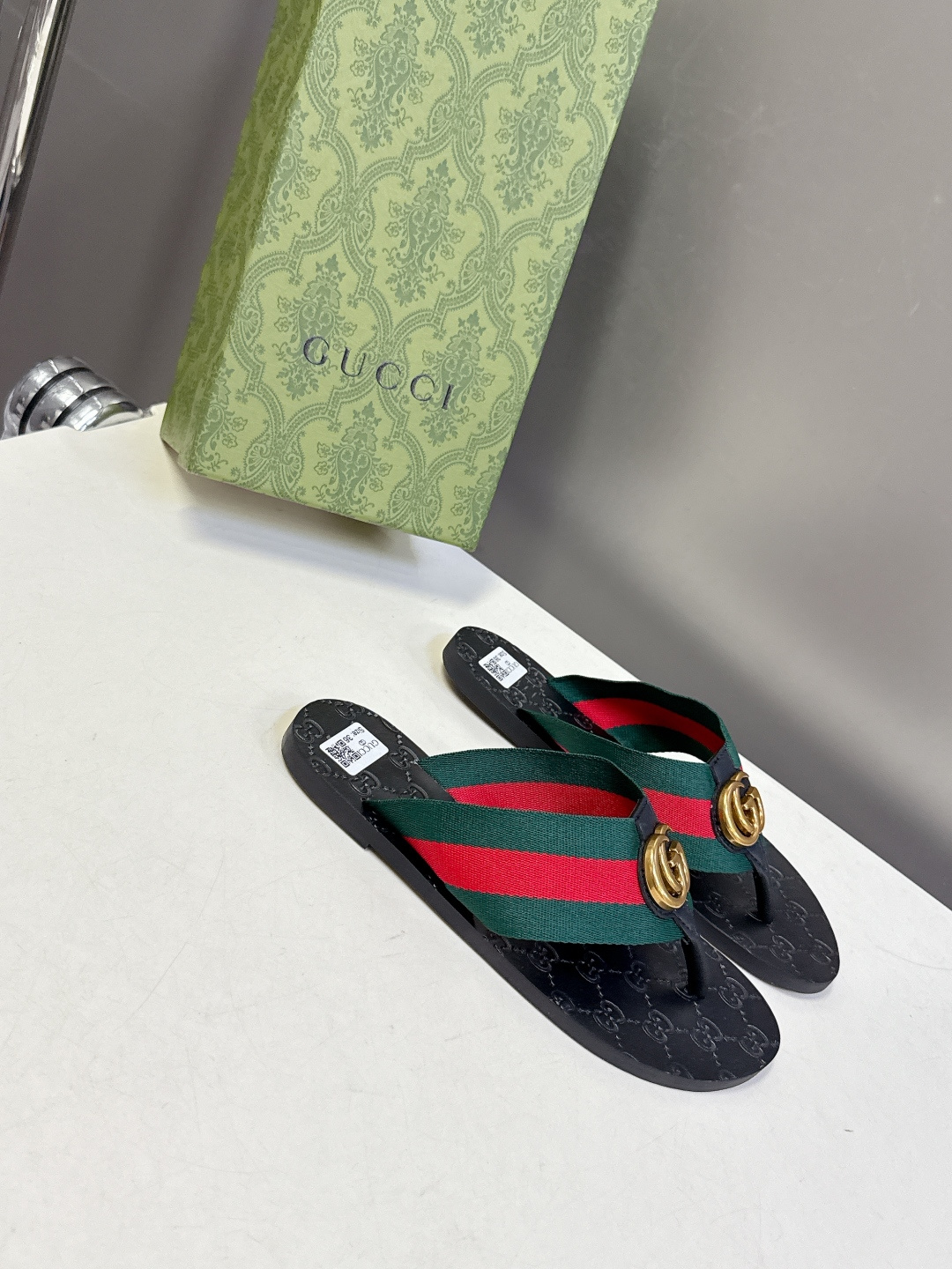 Gucci古驰春夏最新款经典双G人字拖超多明星网红种草 鞋面上的互锁双G金属扣，是Gucci最经典的品牌