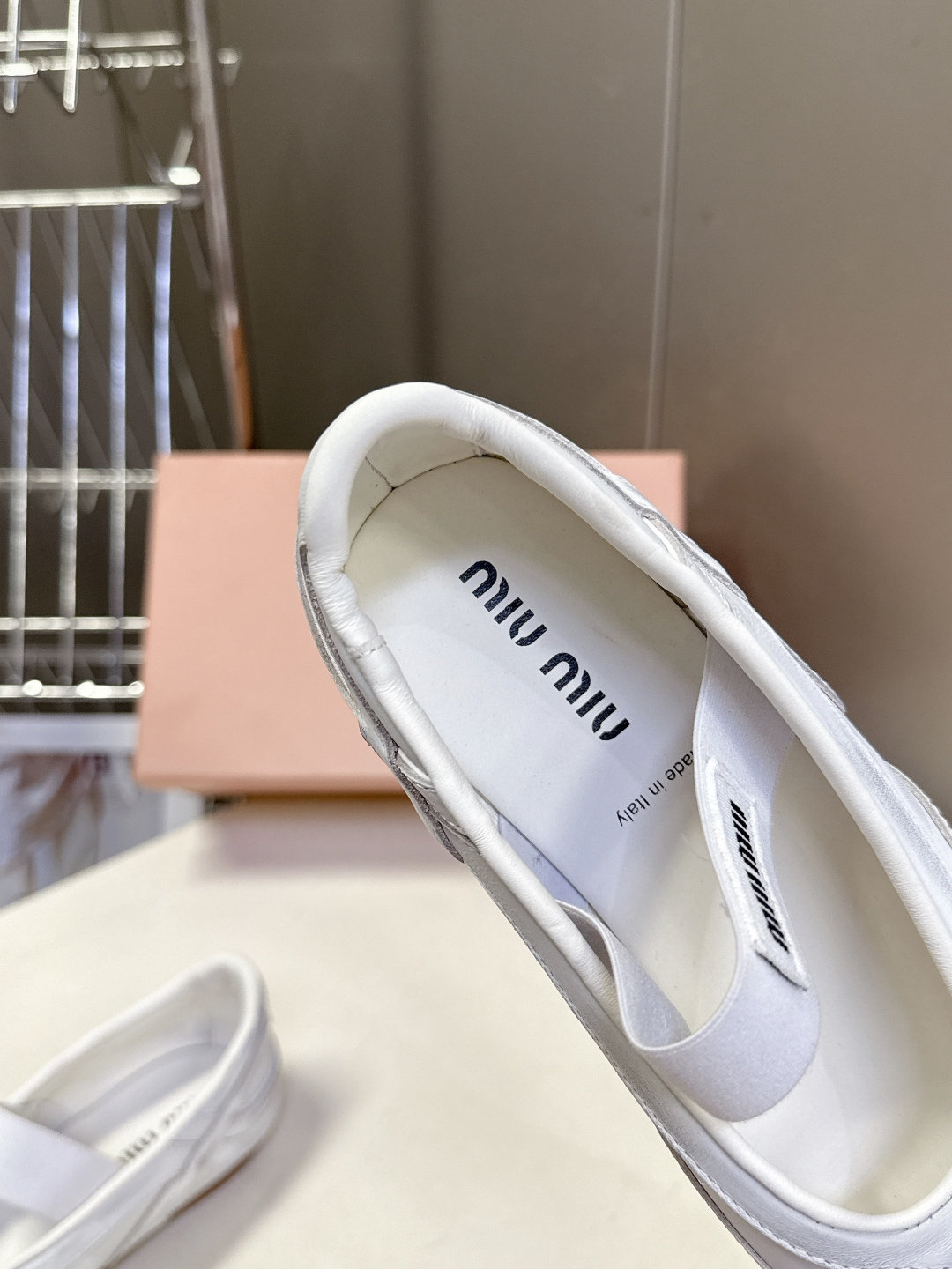 MiuMiu缪缪春夏最新走秀款复古休闲鞋 夹脚鞋官方秀场出镜率最高的单品 超多明星时尚博主种草 miu系
