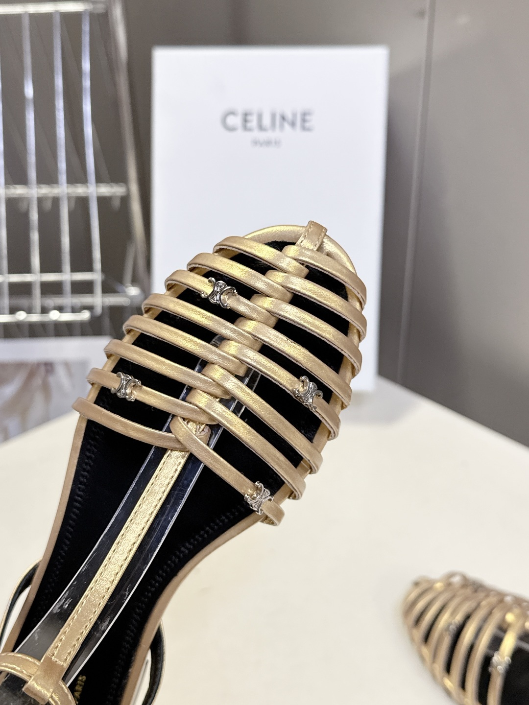 CELINE思琳2026春夏罗马风编织包头凉鞋超多明星网红种草 这是品牌法式极简美学的代表单品，完美适配