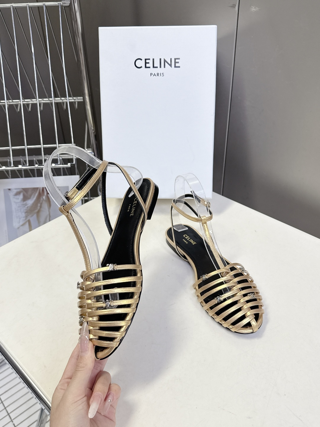 CELINE思琳2026春夏罗马风编织包头凉鞋超多明星网红种草 这是品牌法式极简美学的代表单品，完美适配
