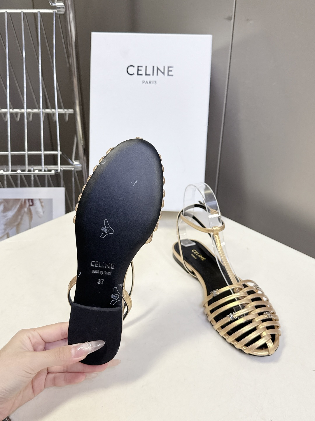 CELINE思琳2026春夏罗马风编织包头凉鞋超多明星网红种草 这是品牌法式极简美学的代表单品，完美适配