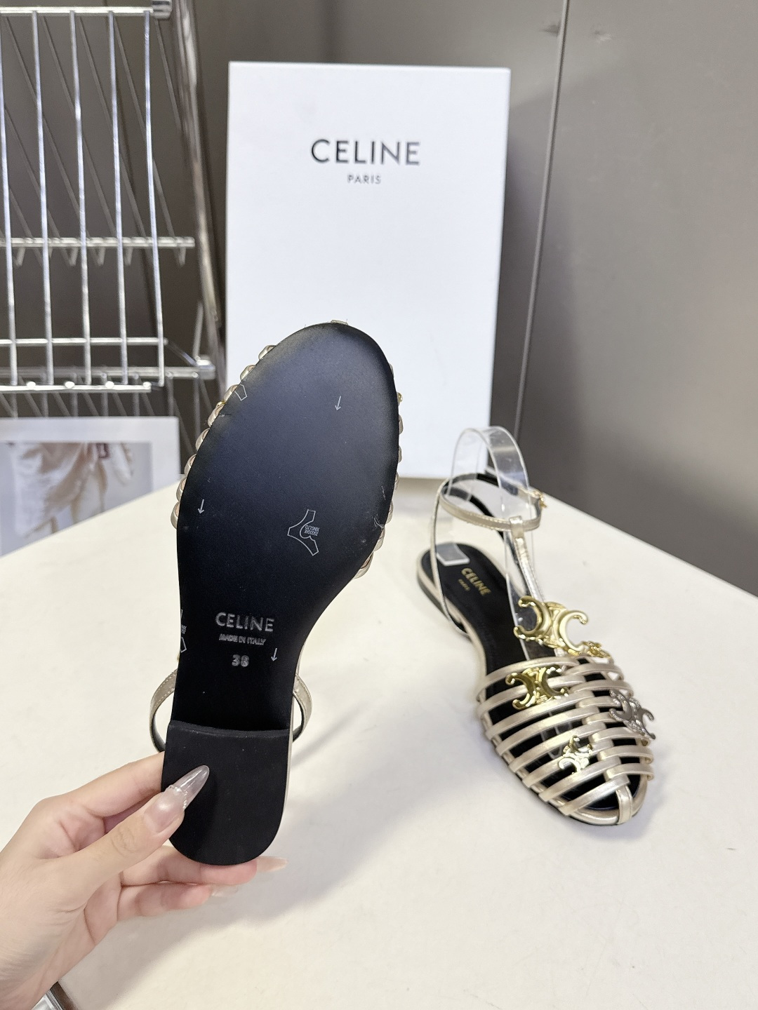 CELINE思琳2026春夏罗马风编织包头凉鞋超多明星网红种草 这是品牌法式极简美学的代表单品，完美适配