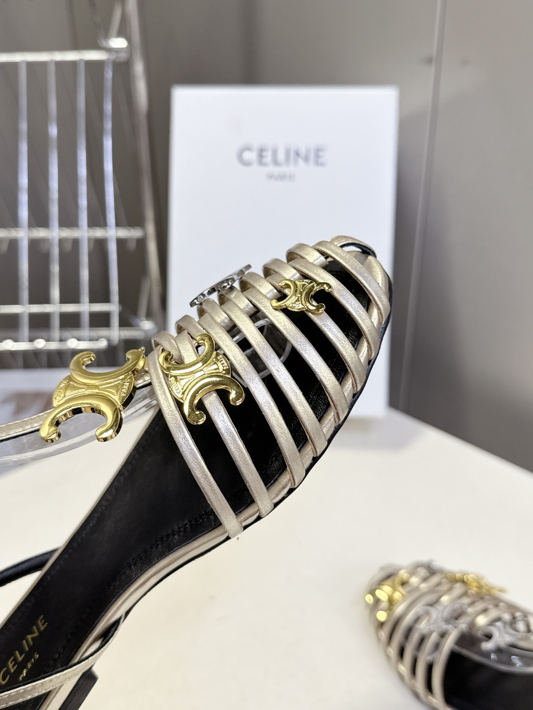 CELINE思琳2026春夏罗马风编织包头凉鞋超多明星网红种草 这是品牌法式极简美学的代表单品，完美适配