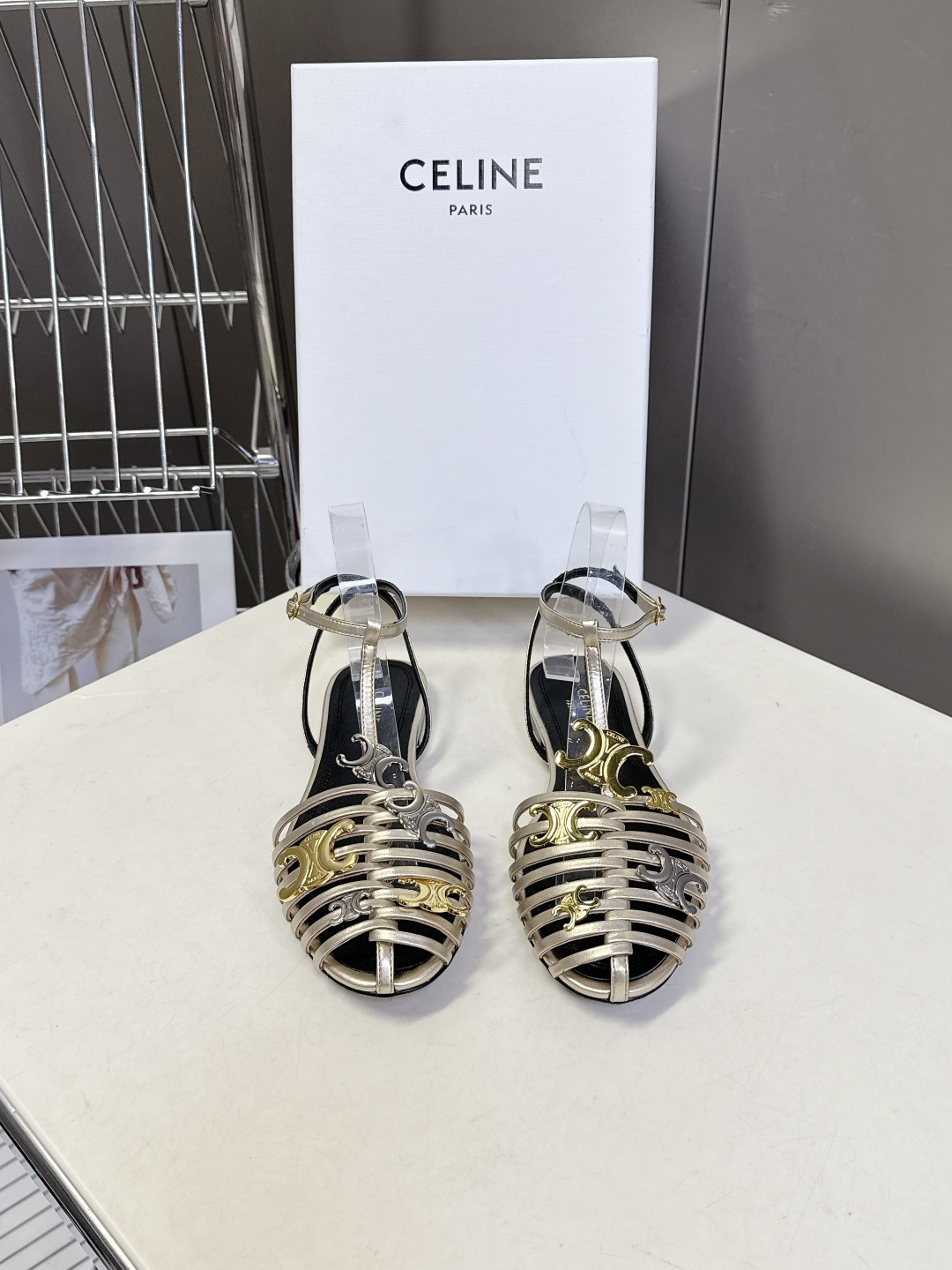 CELINE思琳2026春夏罗马风编织包头凉鞋超多明星网红种草 这是品牌法式极简美学的代表单品，完美适配
