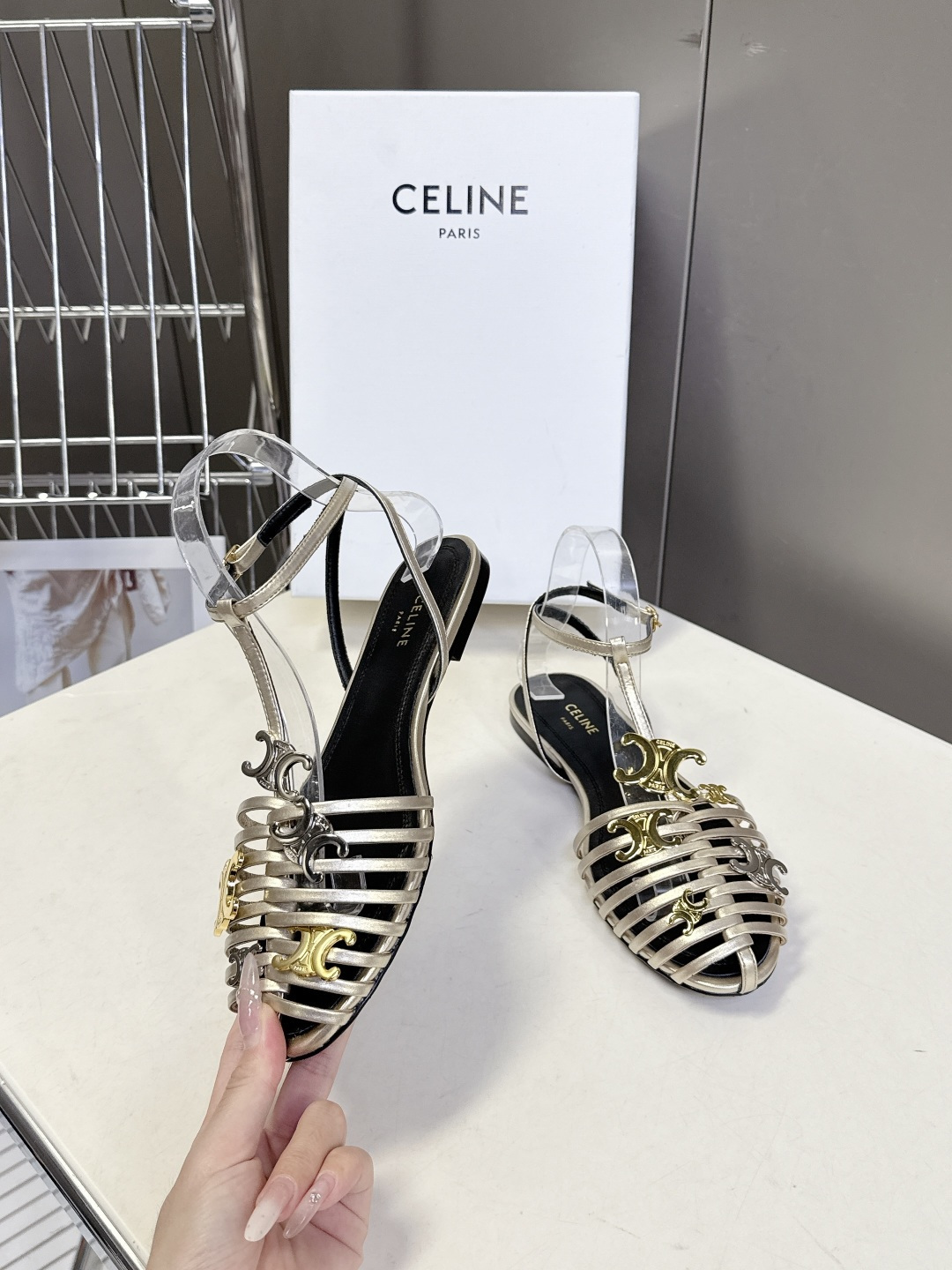 CELINE思琳2026春夏罗马风编织包头凉鞋超多明星网红种草 这是品牌法式极简美学的代表单品，完美适配