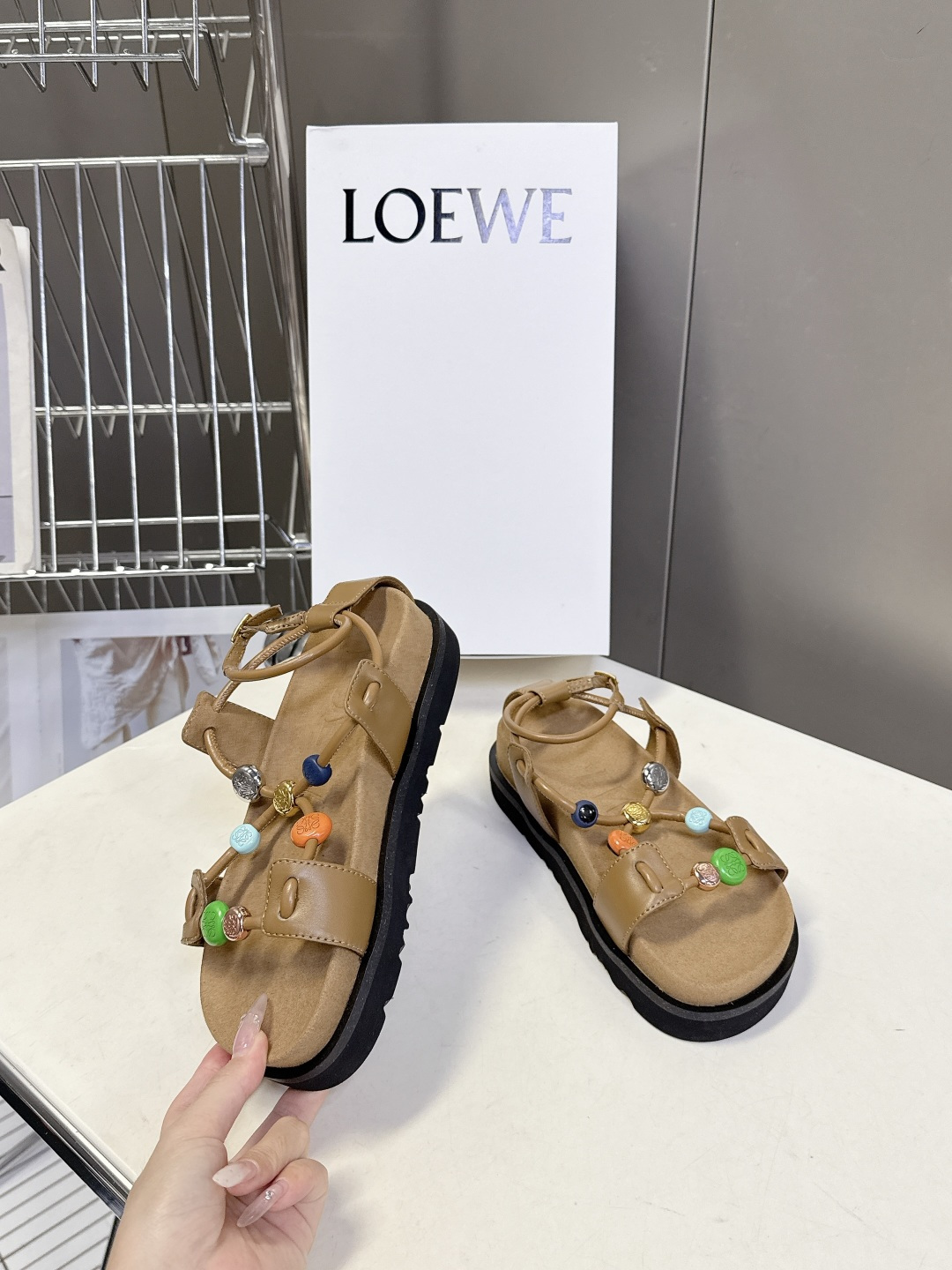 LOEWE罗意威春夏最新款波西米亚风凉鞋超多明星网红种草 鞋面的彩色串珠是最大亮点，蓝、橙、绿、粉等多色