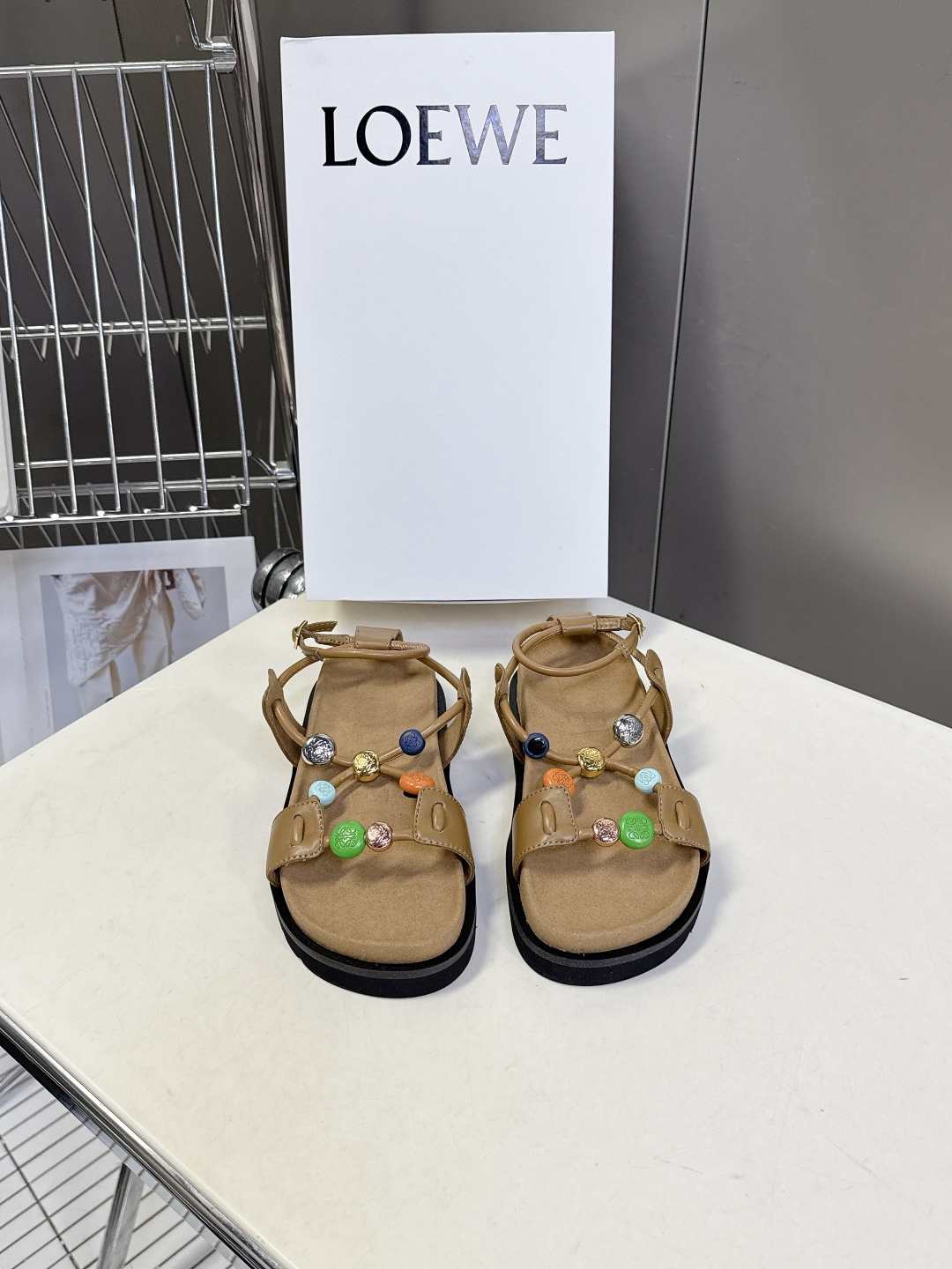 LOEWE罗意威春夏最新款波西米亚风凉鞋超多明星网红种草 鞋面的彩色串珠是最大亮点，蓝、橙、绿、粉等多色