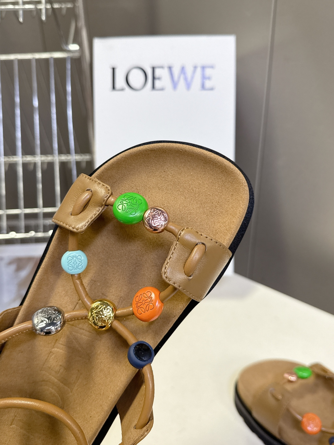 LOEWE罗意威春夏最新款波西米亚风凉鞋超多明星网红种草 鞋面的彩色串珠是最大亮点，蓝、橙、绿、粉等多色