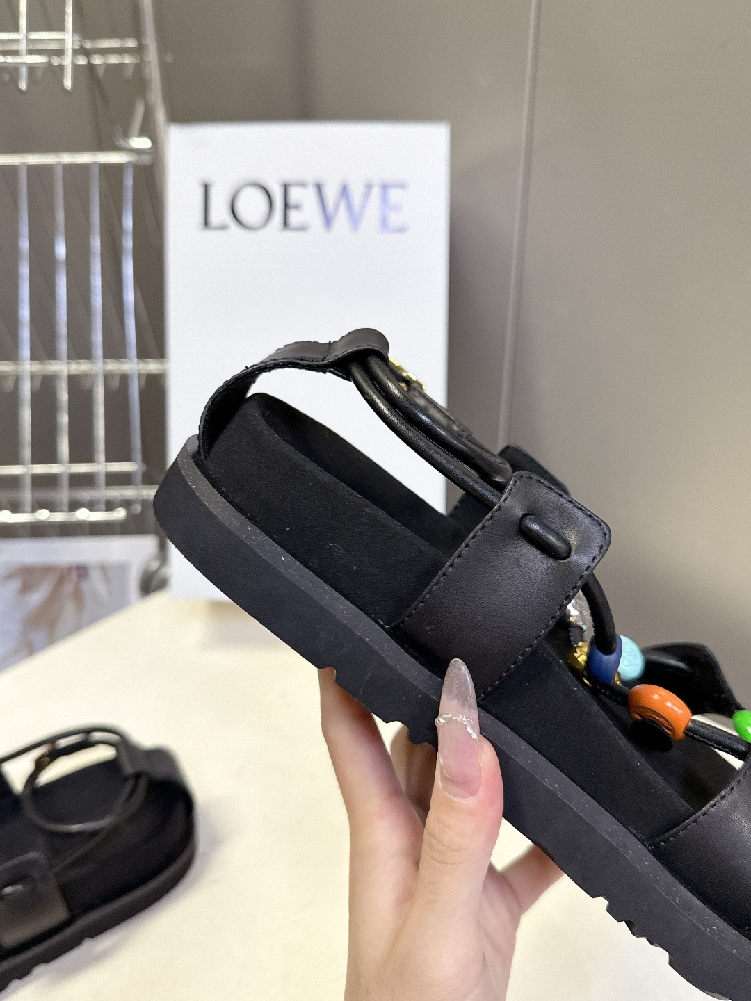 LOEWE罗意威春夏最新款波西米亚风凉鞋超多明星网红种草 鞋面的彩色串珠是最大亮点，蓝、橙、绿、粉等多色