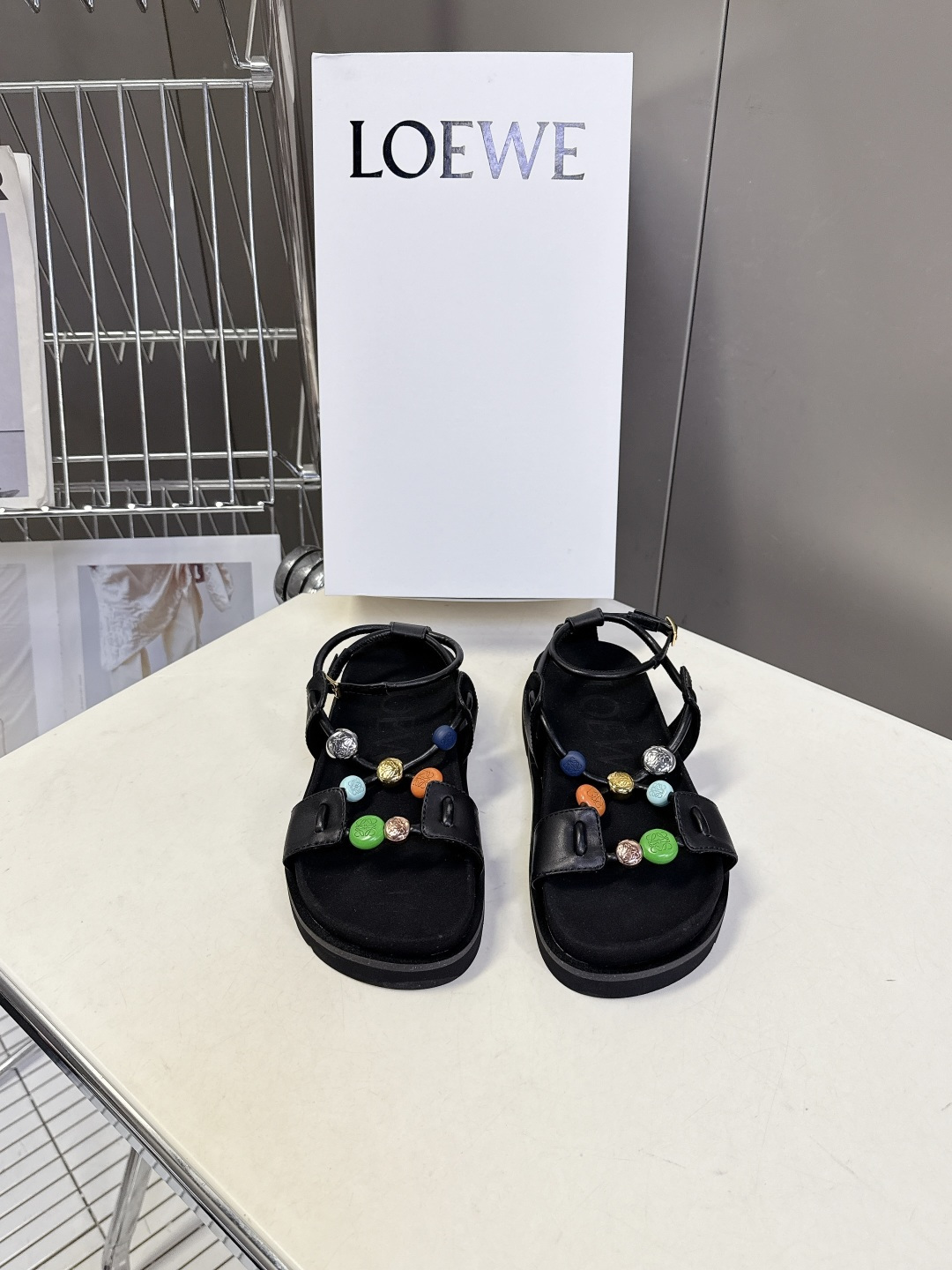 LOEWE罗意威春夏最新款波西米亚风凉鞋超多明星网红种草 鞋面的彩色串珠是最大亮点，蓝、橙、绿、粉等多色