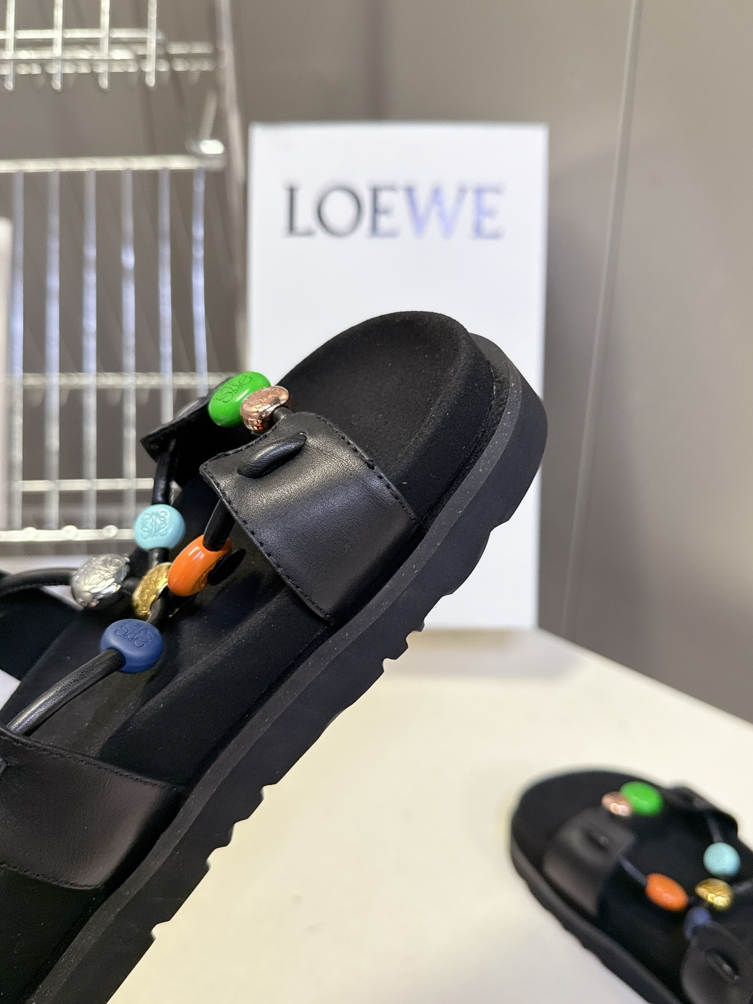 LOEWE罗意威春夏最新款波西米亚风凉鞋超多明星网红种草 鞋面的彩色串珠是最大亮点，蓝、橙、绿、粉等多色