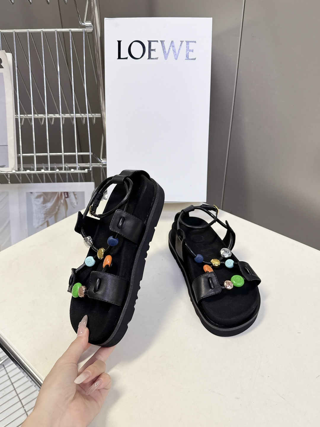 LOEWE罗意威春夏最新款波西米亚风凉鞋超多明星网红种草 鞋面的彩色串珠是最大亮点，蓝、橙、绿、粉等多色
