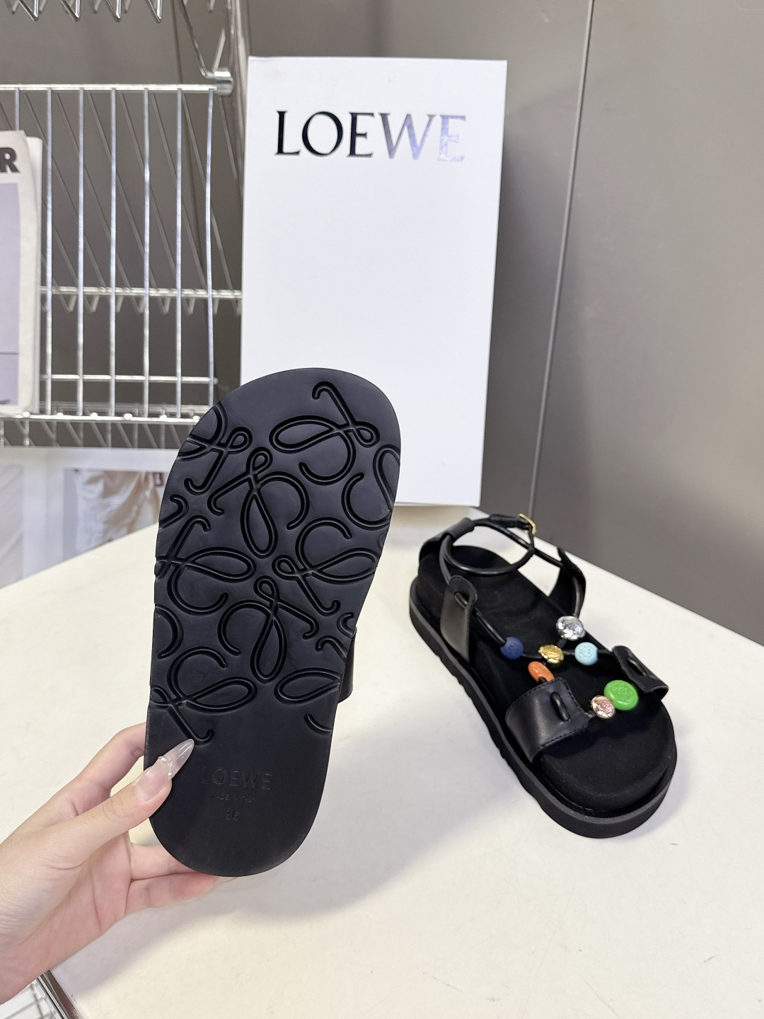 LOEWE罗意威春夏最新款波西米亚风凉鞋超多明星网红种草 鞋面的彩色串珠是最大亮点，蓝、橙、绿、粉等多色