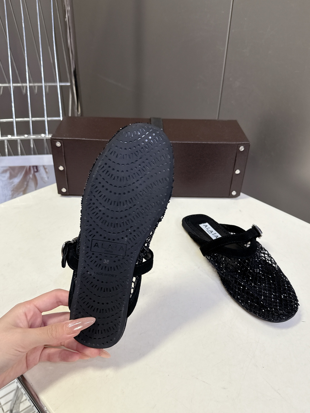 ALAÏA阿莱亚春夏最新款渔网水钻半拖超多明星网红种草 网眼材质自带通透感 既透气不闷脚 又能隐约露出皮