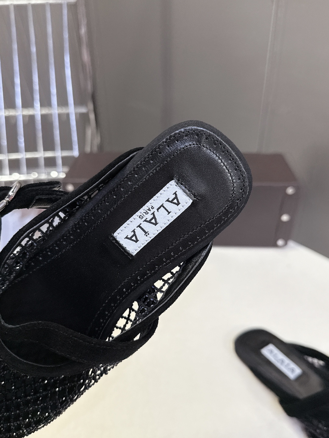 ALAÏA阿莱亚春夏最新款渔网水钻半拖超多明星网红种草 网眼材质自带通透感 既透气不闷脚 又能隐约露出皮