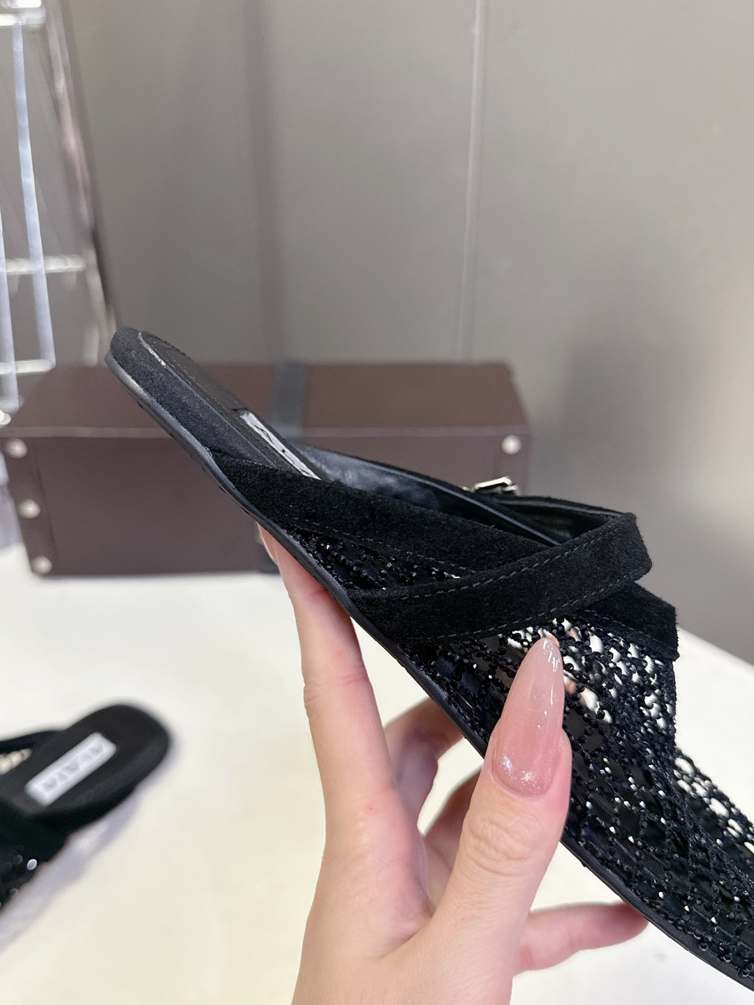 ALAÏA阿莱亚春夏最新款渔网水钻半拖超多明星网红种草 网眼材质自带通透感 既透气不闷脚 又能隐约露出皮
