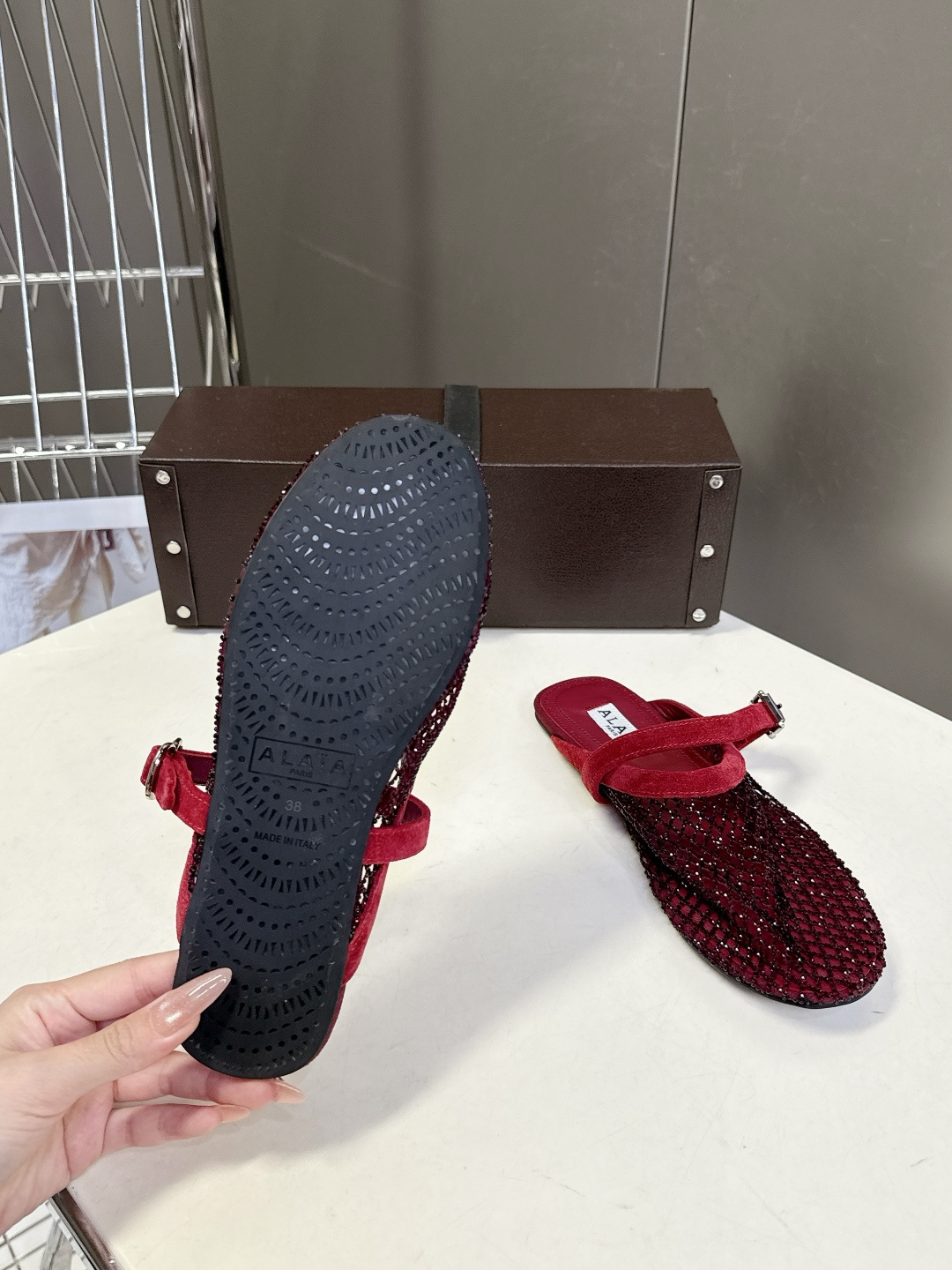 ALAÏA阿莱亚春夏最新款渔网水钻半拖超多明星网红种草 网眼材质自带通透感 既透气不闷脚 又能隐约露出皮