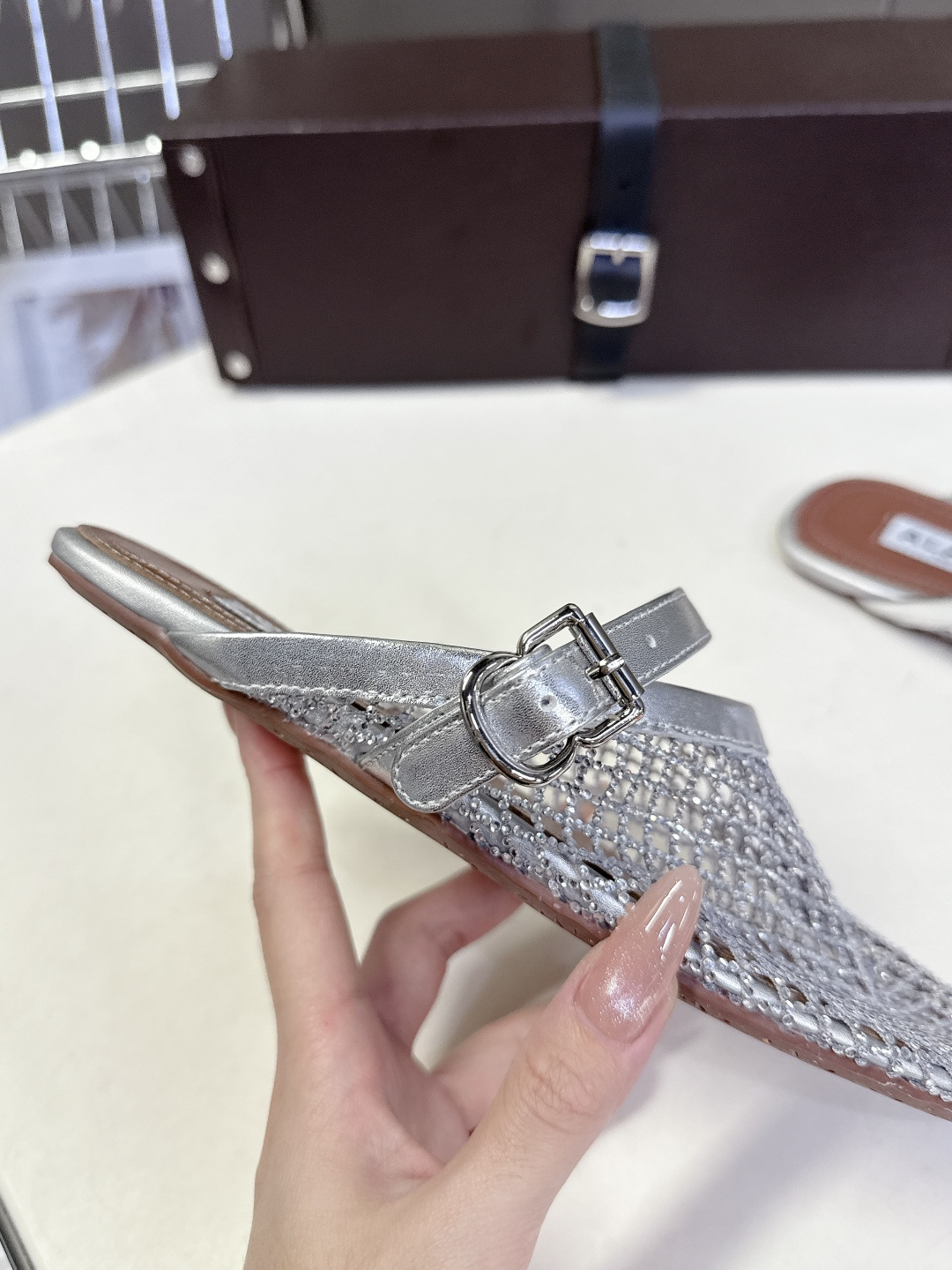 ALAÏA阿莱亚春夏最新款渔网水钻半拖超多明星网红种草 网眼材质自带通透感 既透气不闷脚 又能隐约露出皮