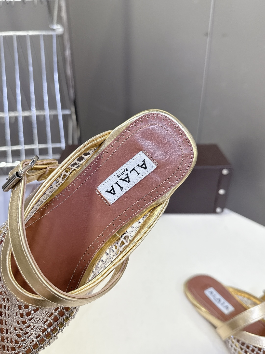ALAÏA阿莱亚春夏最新款渔网水钻半拖超多明星网红种草 网眼材质自带通透感 既透气不闷脚 又能隐约露出皮
