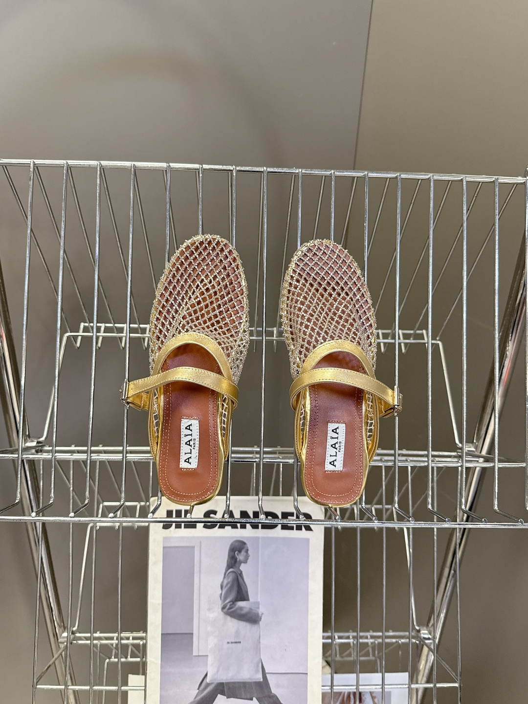 ALAÏA阿莱亚春夏最新款渔网水钻半拖超多明星网红种草 网眼材质自带通透感 既透气不闷脚 又能隐约露出皮