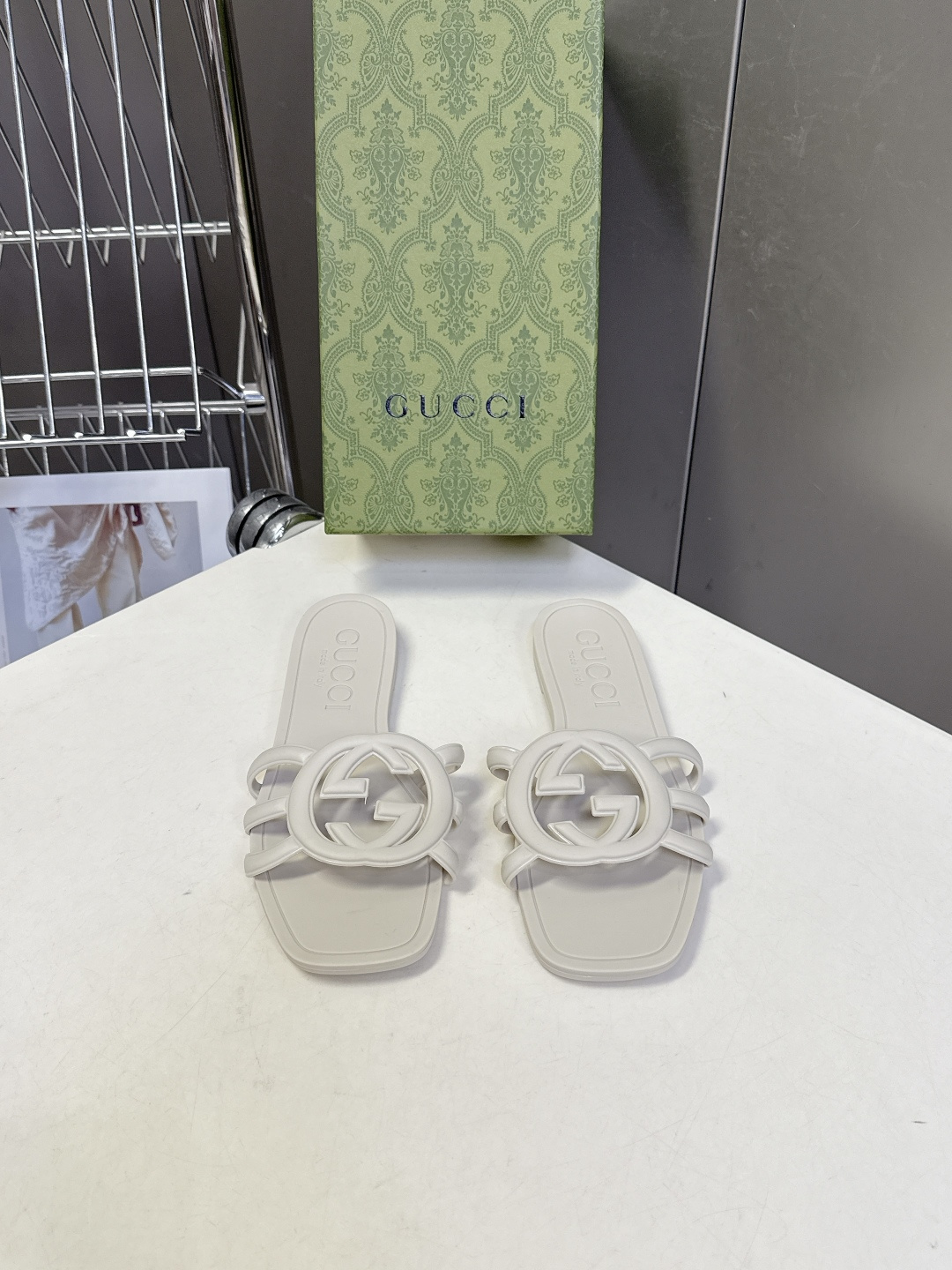 GUCCI古驰春夏最新款互扣式双G镂空橡胶凉拖超多明星网红种草 鞋面上的互扣式双G镂空标识是Gucci的