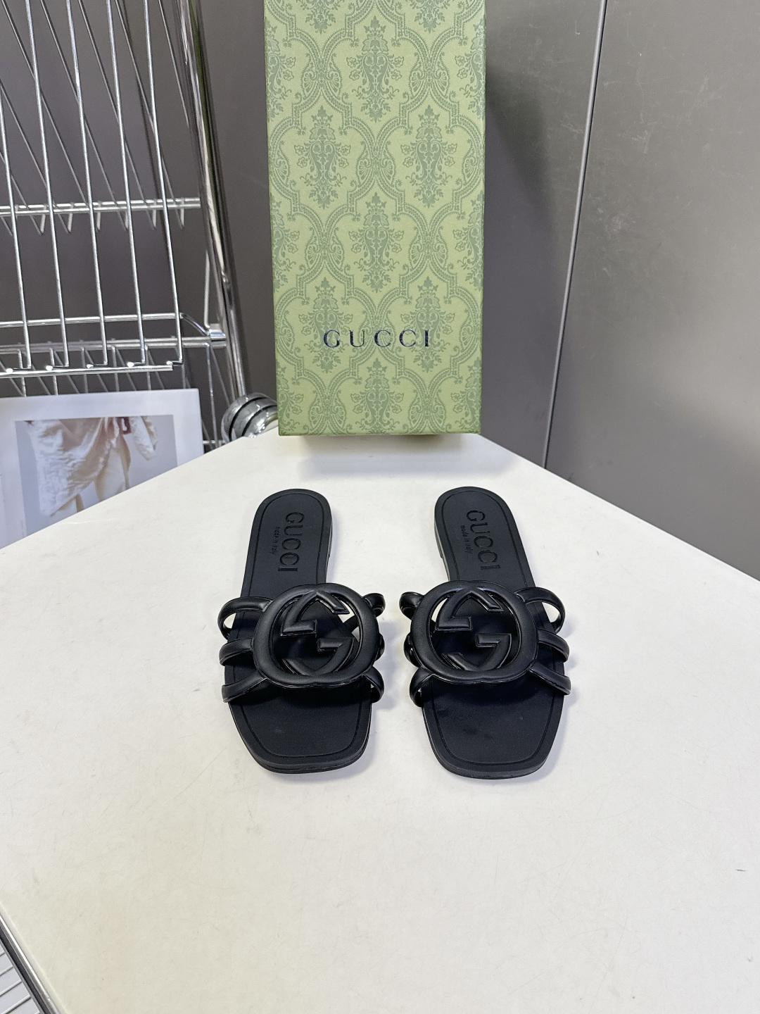GUCCI古驰春夏最新款互扣式双G镂空橡胶凉拖超多明星网红种草 鞋面上的互扣式双G镂空标识是Gucci的