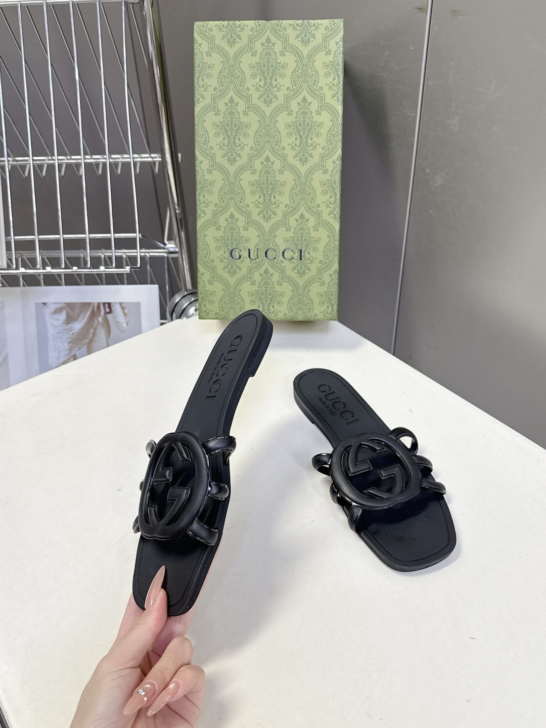 GUCCI古驰春夏最新款互扣式双G镂空橡胶凉拖超多明星网红种草 鞋面上的互扣式双G镂空标识是Gucci的