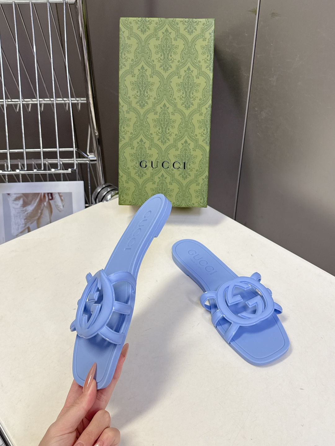 GUCCI古驰春夏最新款互扣式双G镂空橡胶凉拖超多明星网红种草 鞋面上的互扣式双G镂空标识是Gucci的