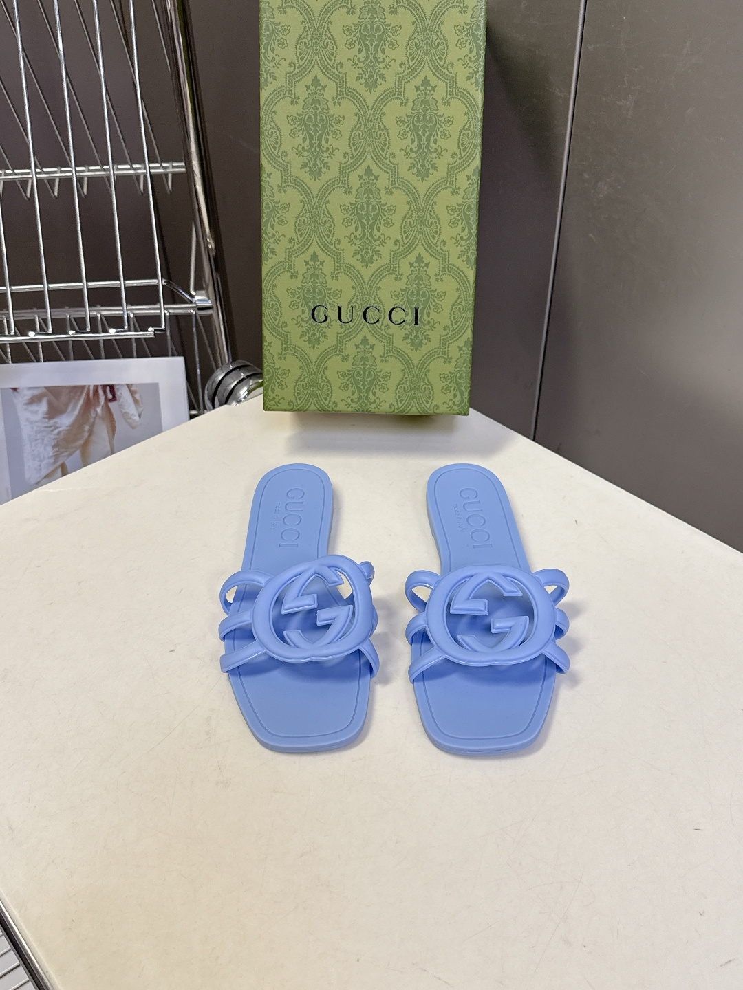 GUCCI古驰春夏最新款互扣式双G镂空橡胶凉拖超多明星网红种草 鞋面上的互扣式双G镂空标识是Gucci的