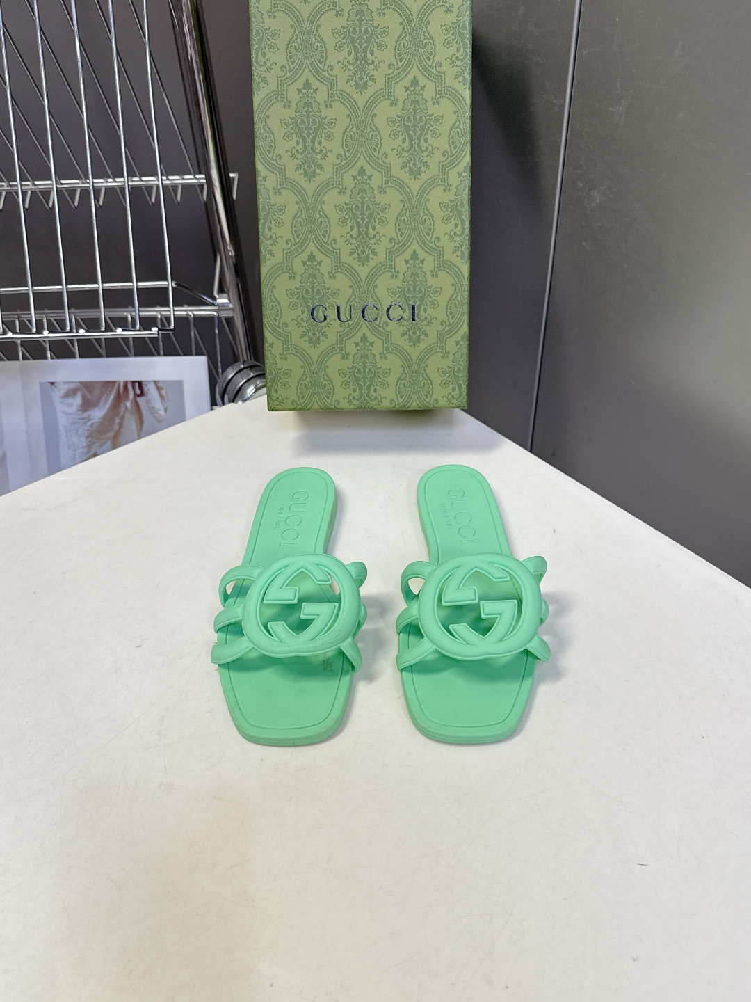 GUCCI古驰春夏最新款互扣式双G镂空橡胶凉拖超多明星网红种草 鞋面上的互扣式双G镂空标识是Gucci的