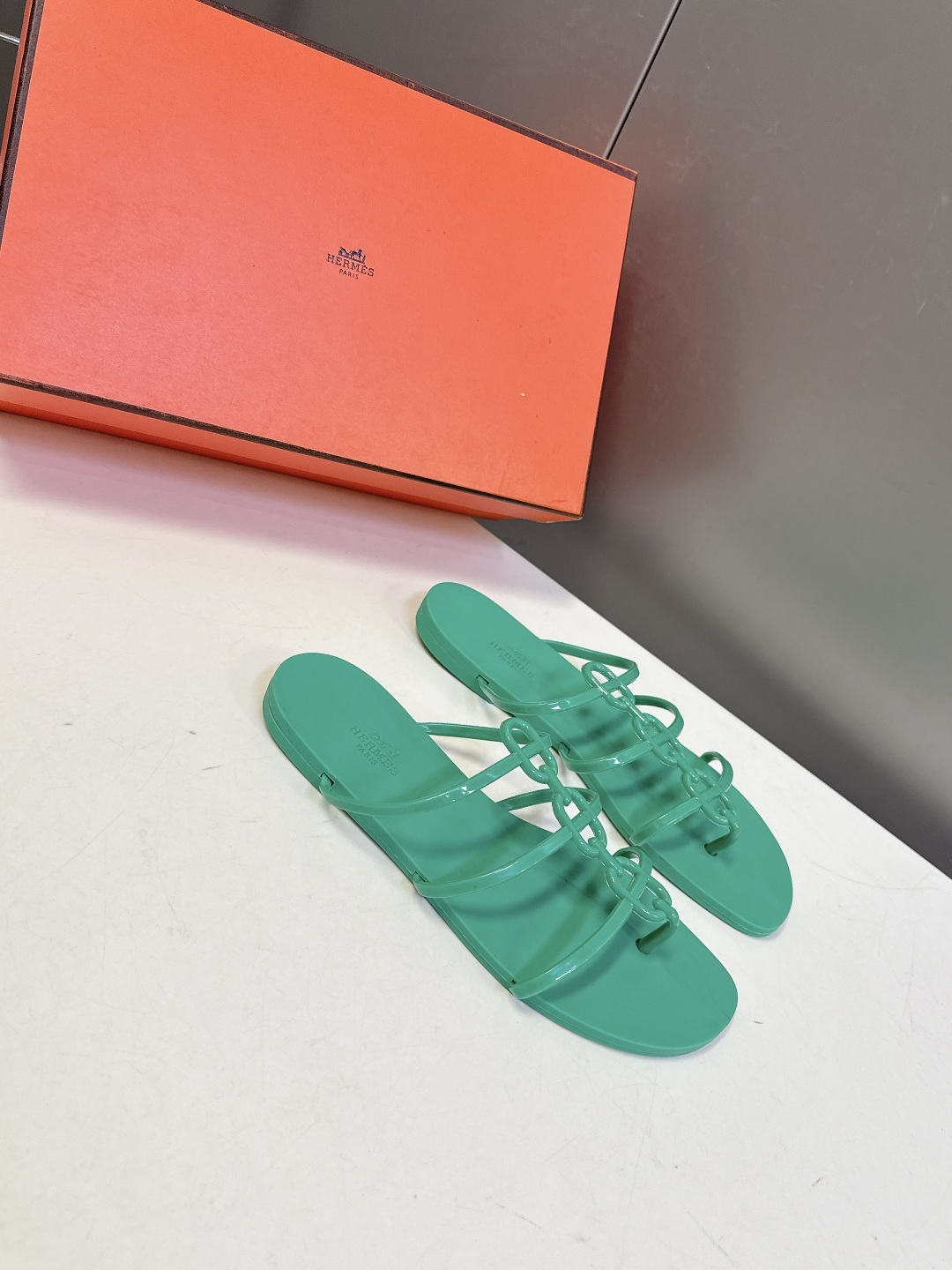 Hermès Hermès爱马仕春夏最新款猪鼻子链条果冻凉拖
