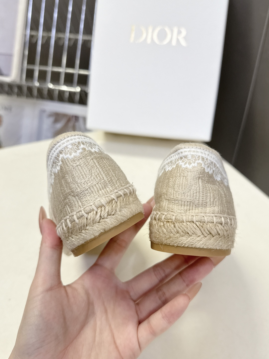 Dior迪奥春夏最新款蕾丝款草编渔夫鞋超多明星网红种草 鞋身融入了Dior经典的Oblique老花图案和