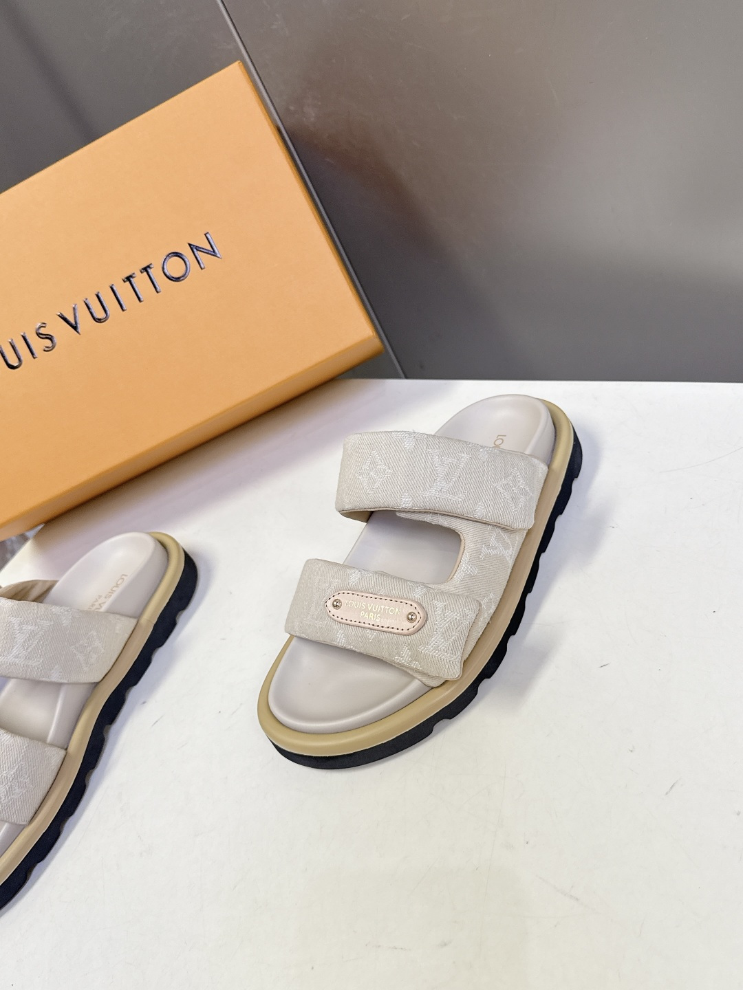 Louis Vuitton Louis Vuitton路易威登春夏最新 魔术贴老花凉拖